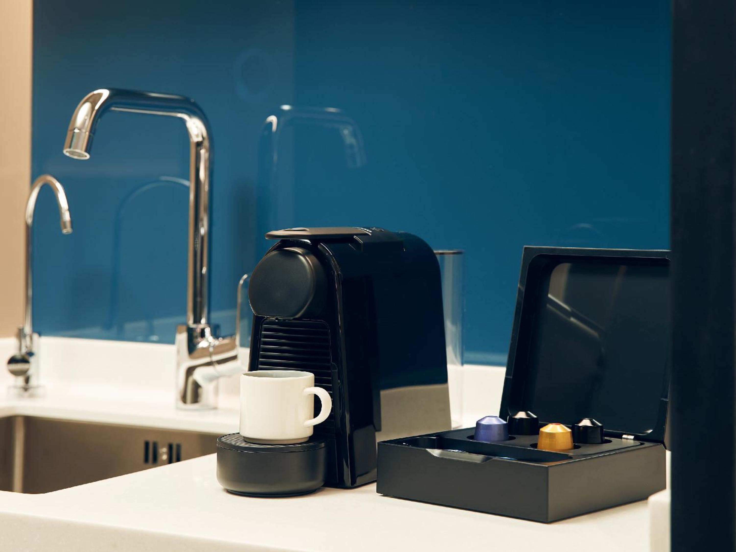 Studio Executive with Kitchenette & Lounge Access thumbnail 6