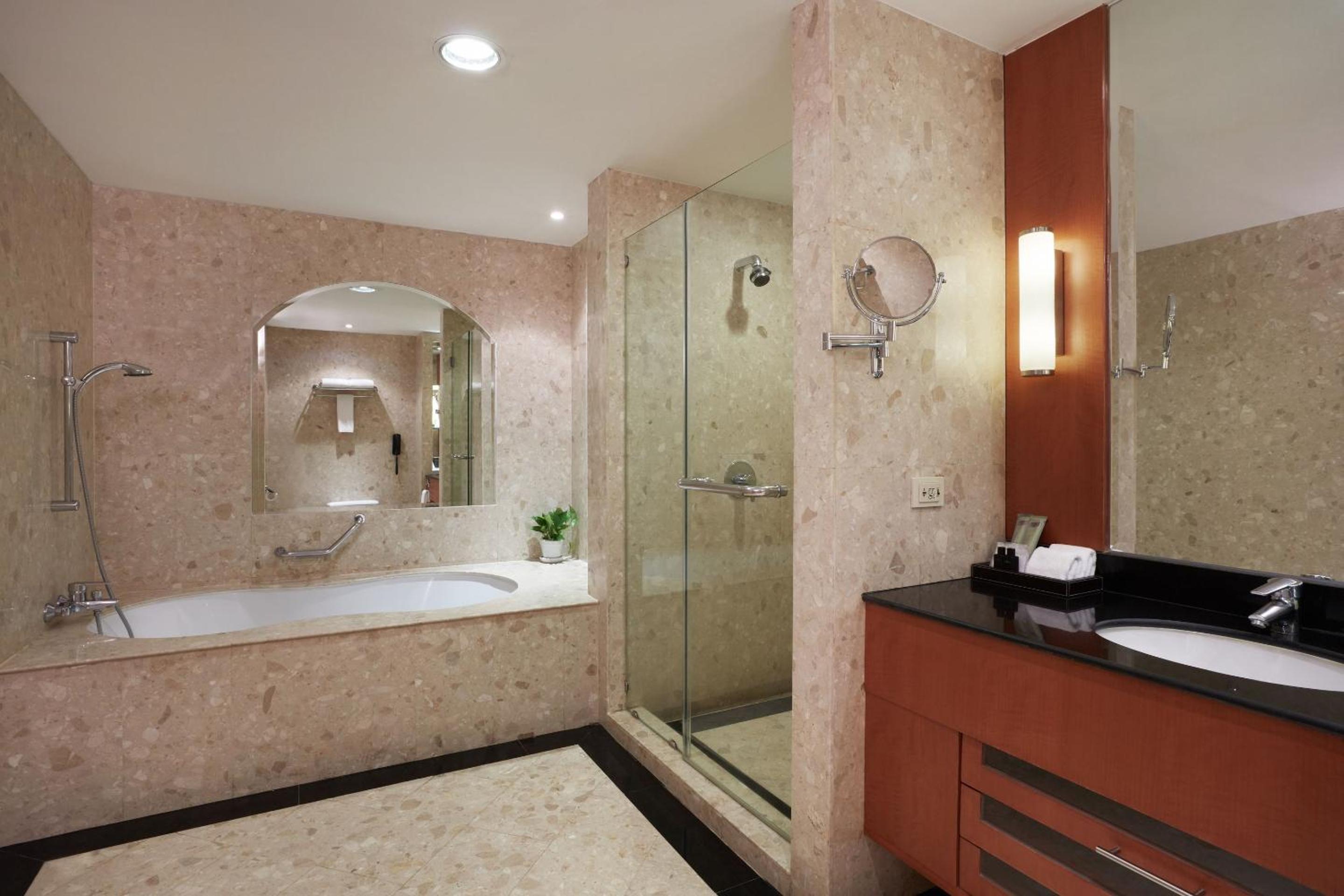Davis Two-Bedroom Suite (Main Wing) photo 2