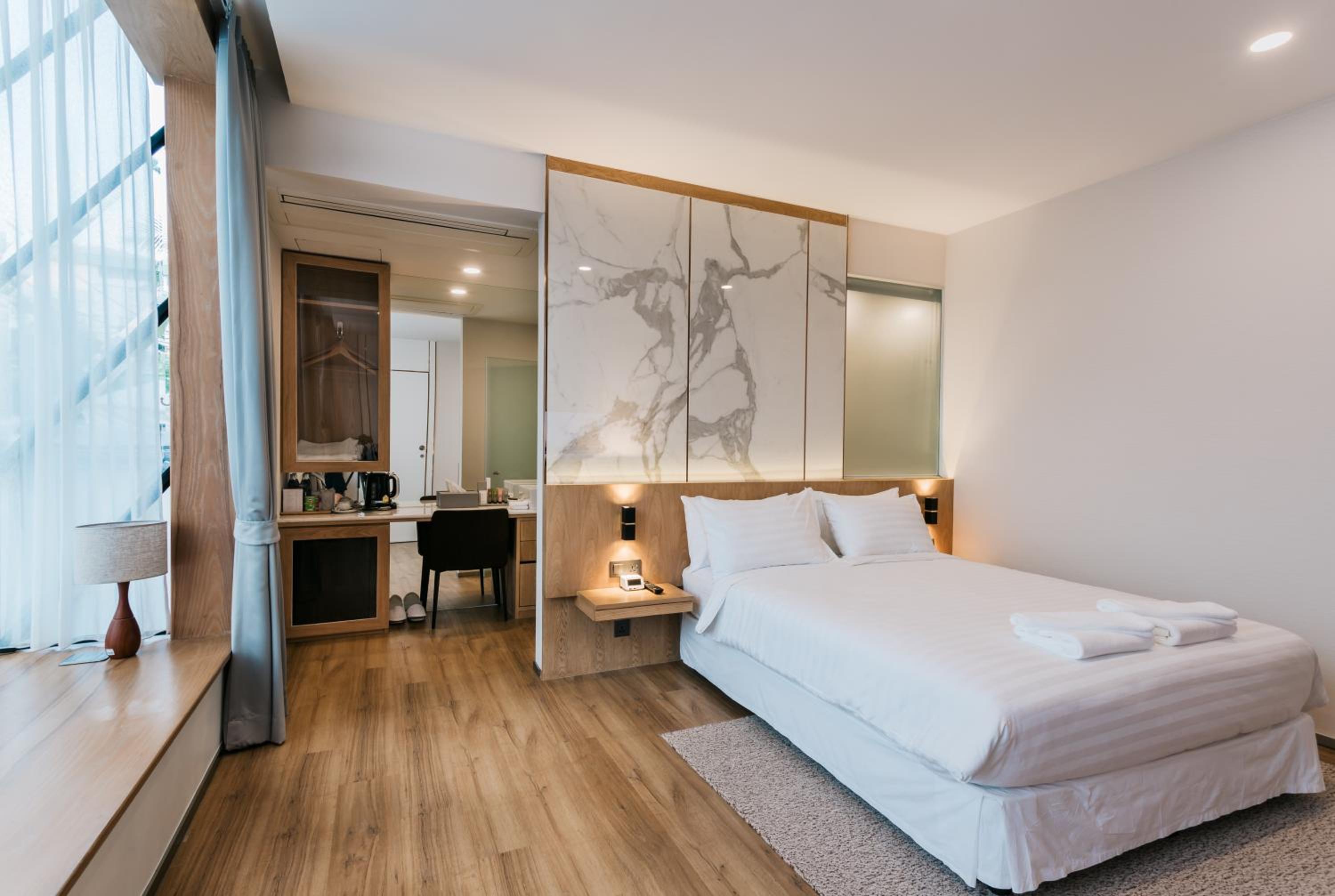 Deluxe Double Room with City View photo 1