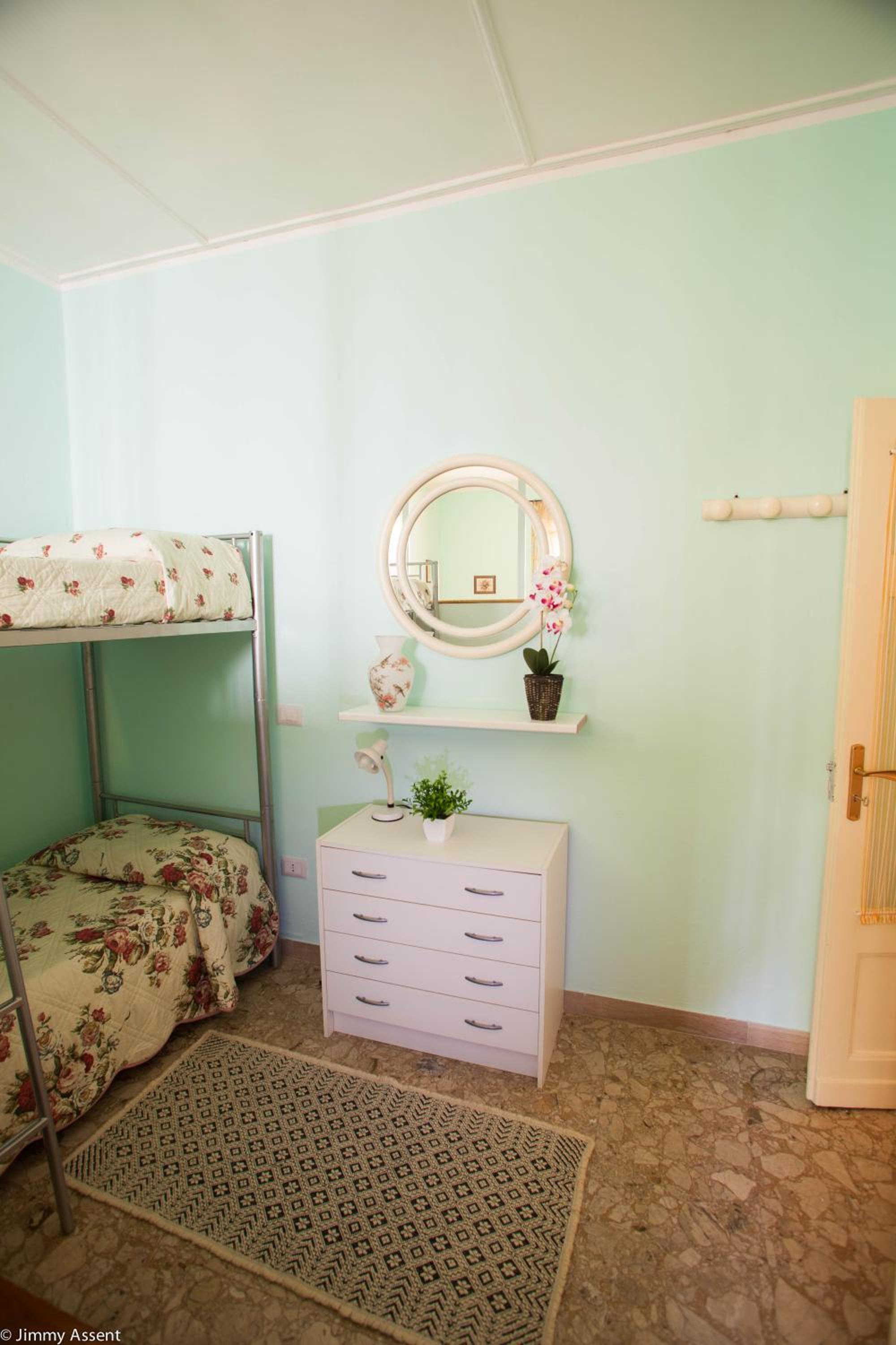 Double Room with Private Bathroom & Balcony - Photo 3