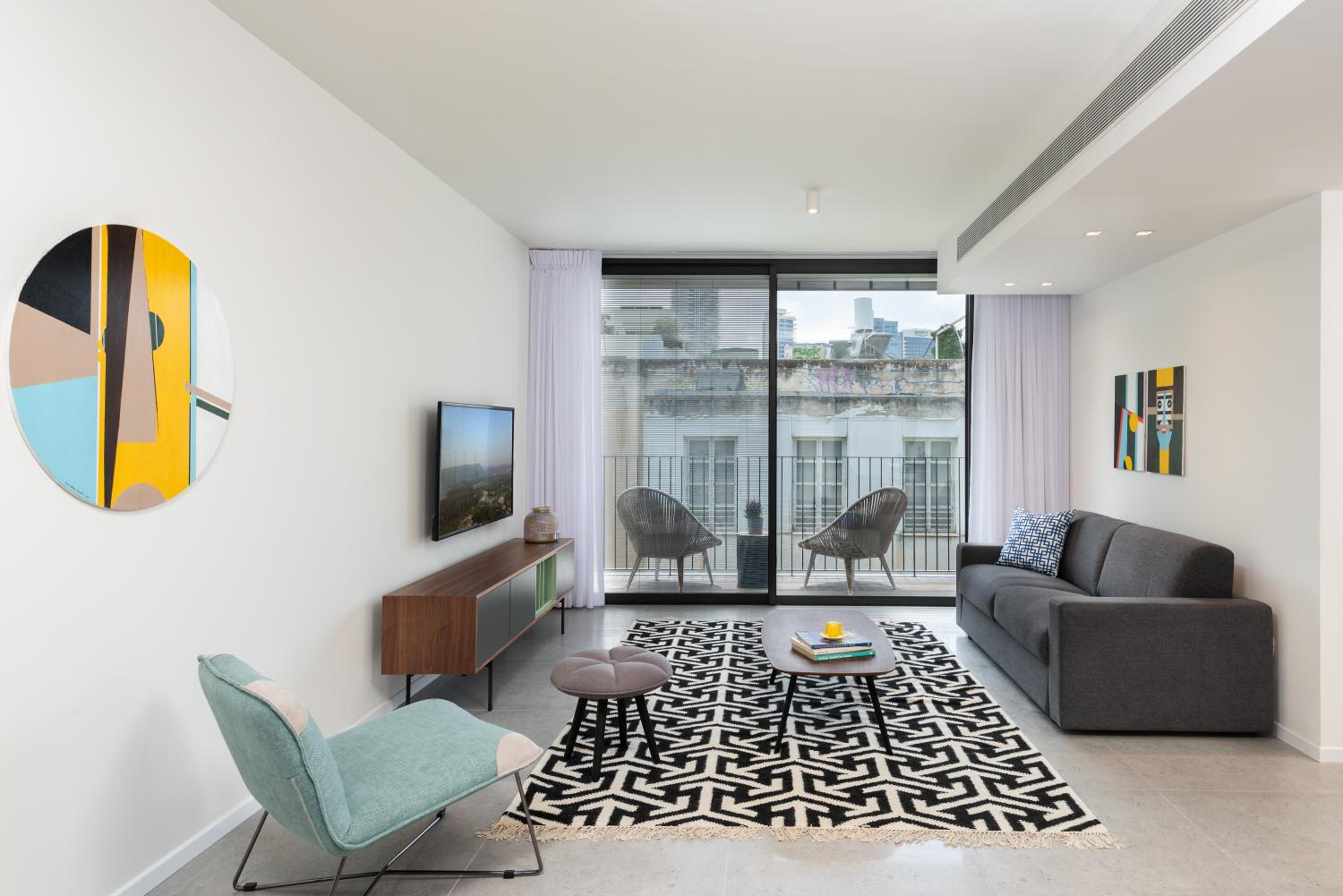 Four Bedrooms Apartment With Balcony