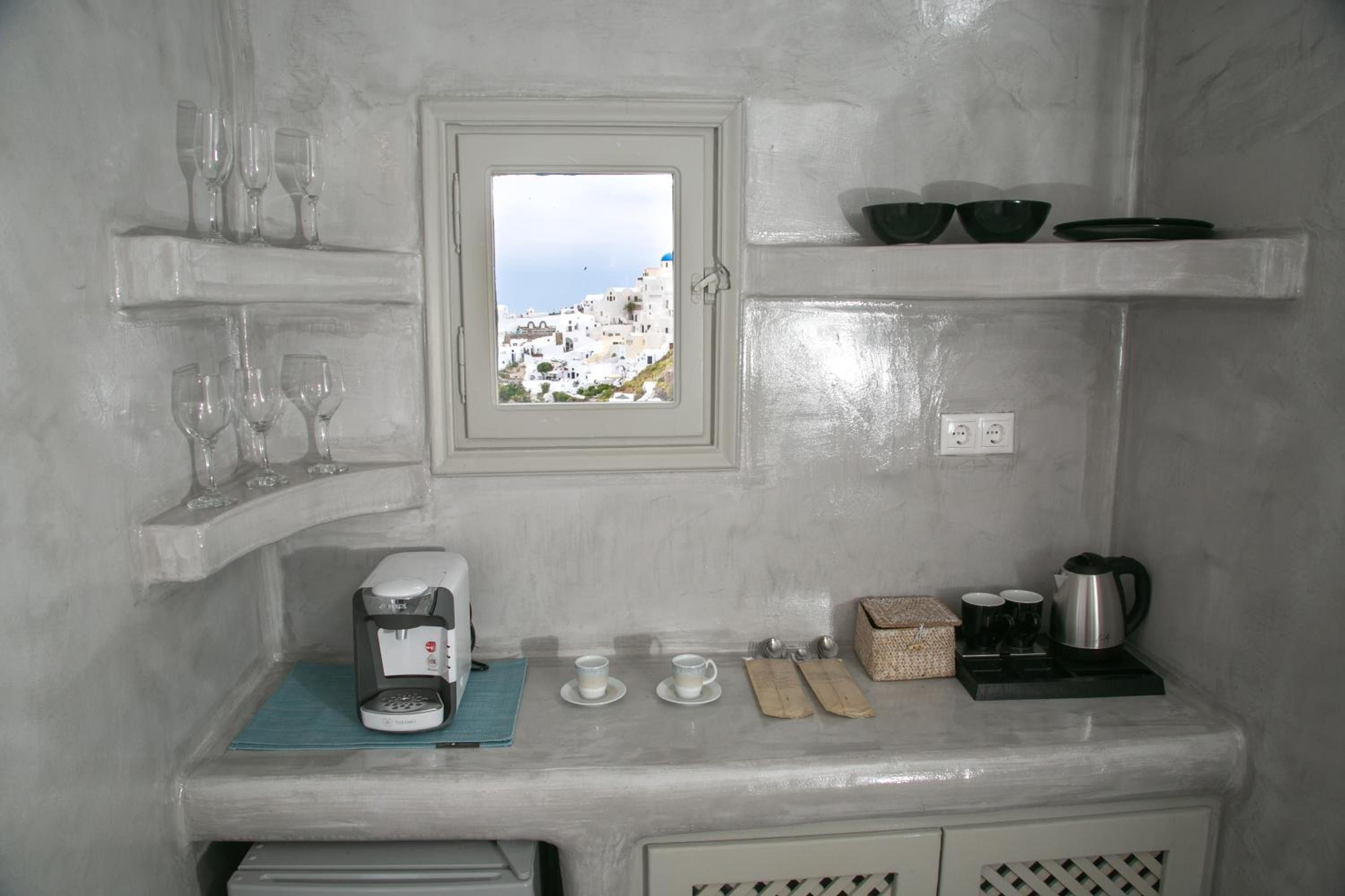 Blue Sky Suite with Outdoor Hot Tub - Photo 13