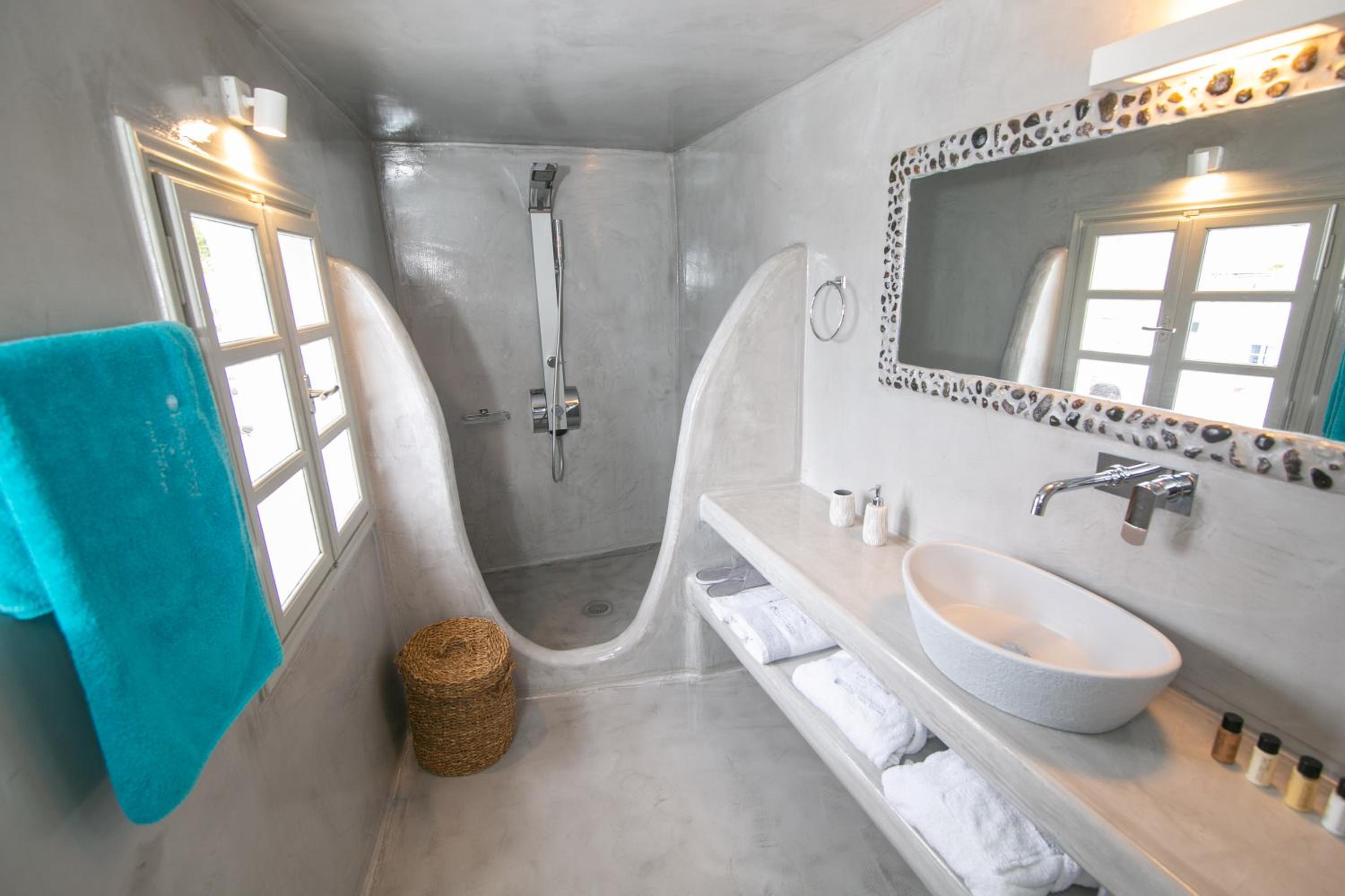 Blue Sky Suite with Outdoor Hot Tub - Photo 7