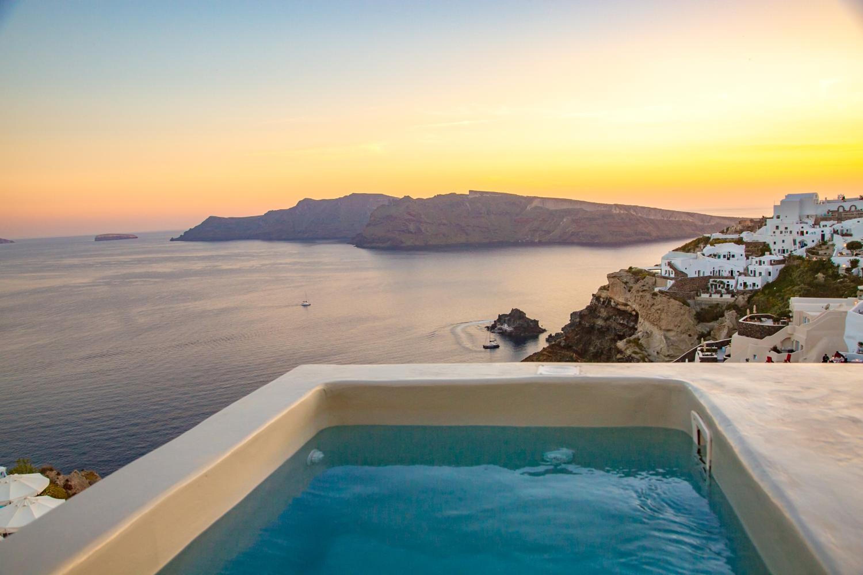 Blue Sky Suite with Outdoor Hot Tub - Photo 4