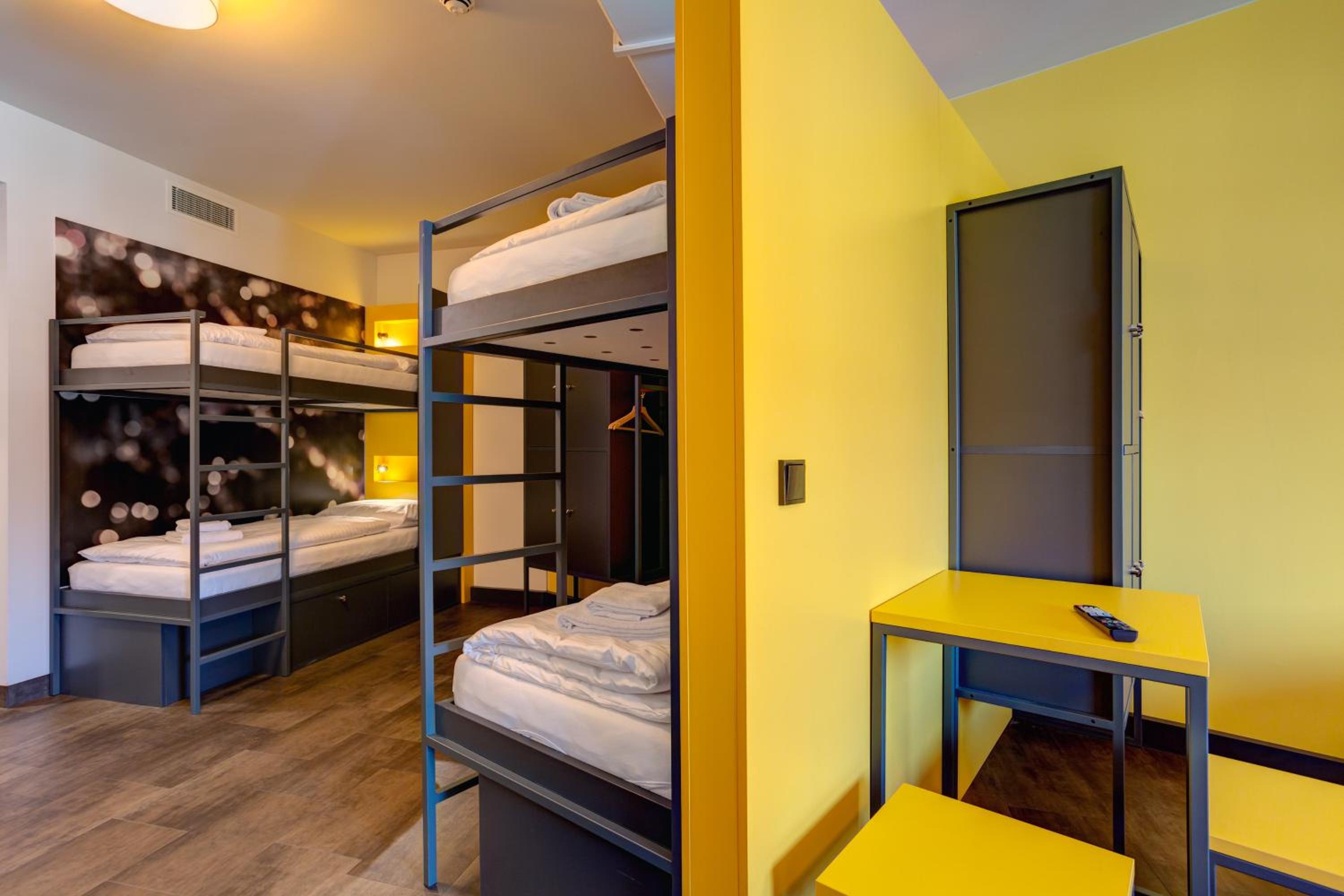 6-Bed Room