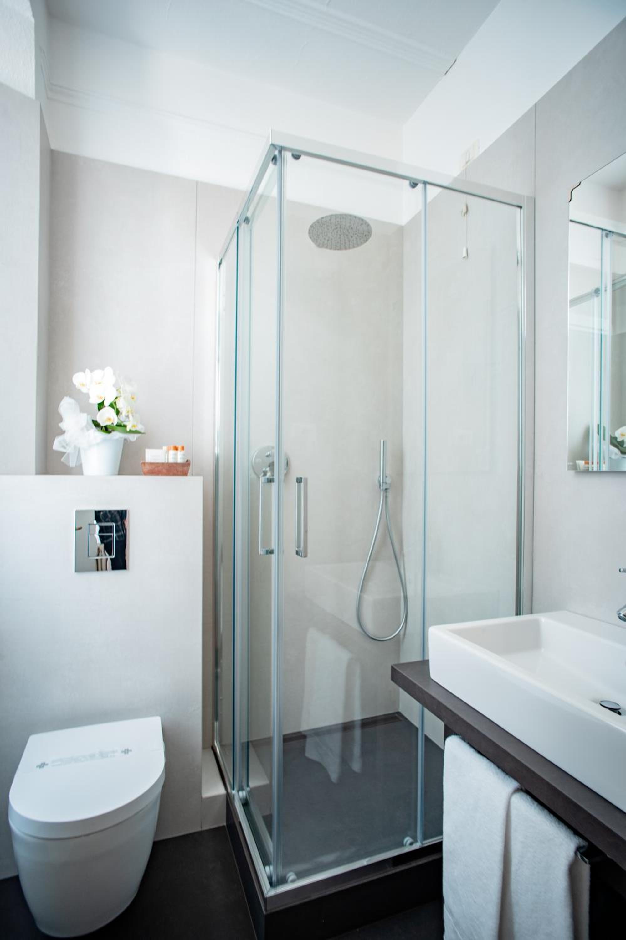 Double or Twin Room with Lake View - Photo 9