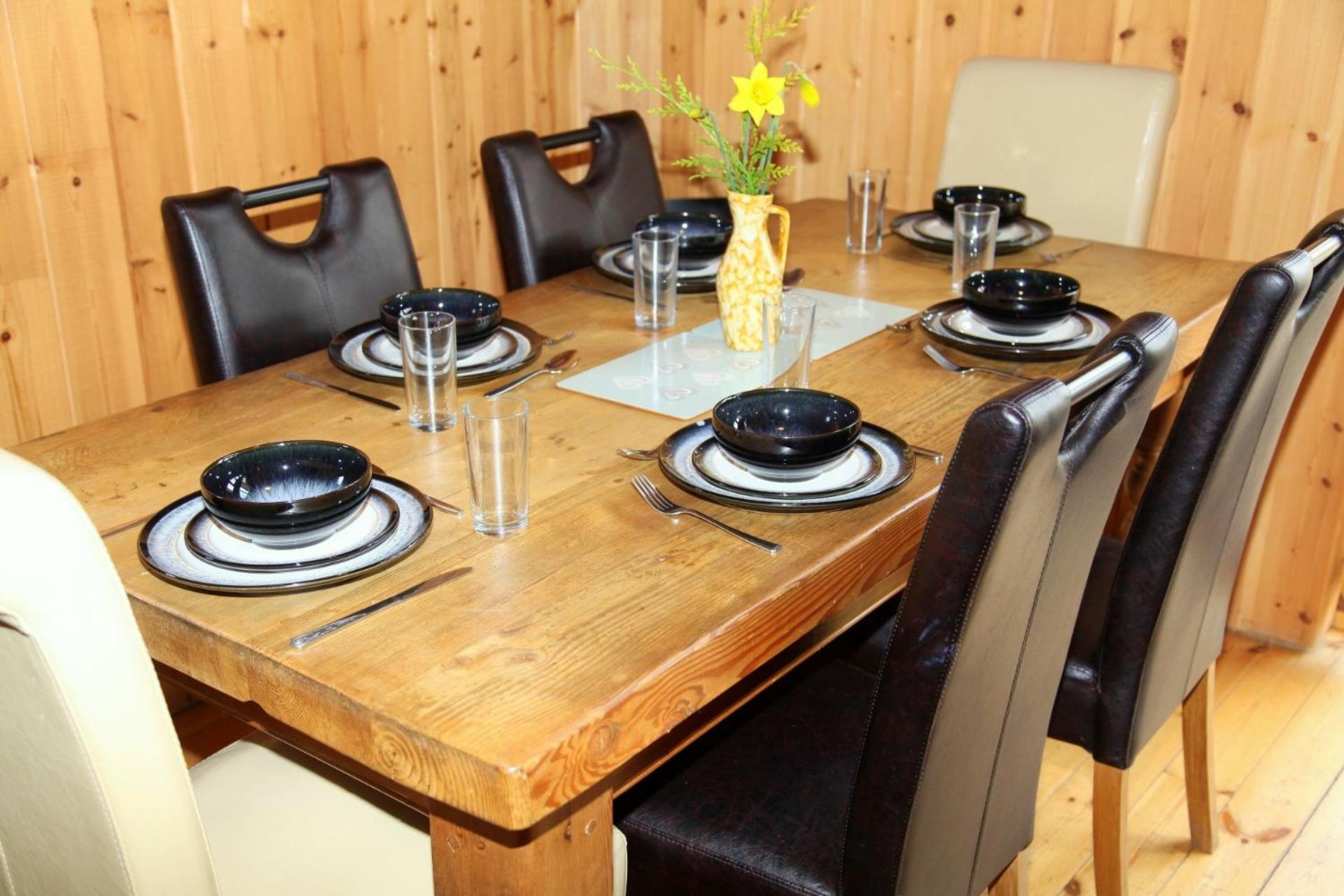 Silver Birch Cabin (2 bedrooms) – Electric hot tub (extra charge) and Wi-Fi (extra charge) photo 2