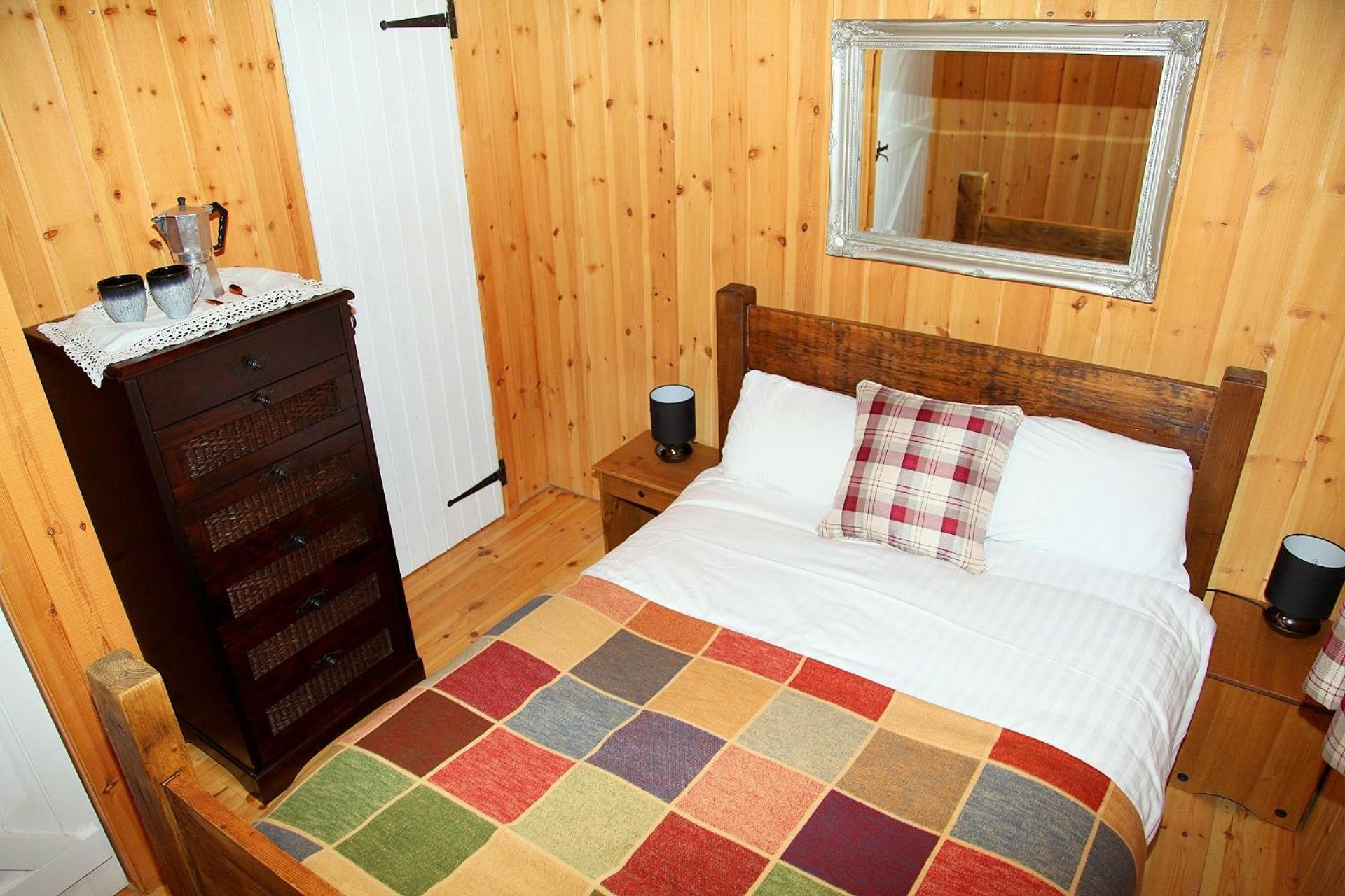 Silver Birch Cabin (2 bedrooms) – Electric hot tub (extra charge) and Wi-Fi (extra charge) photo 1