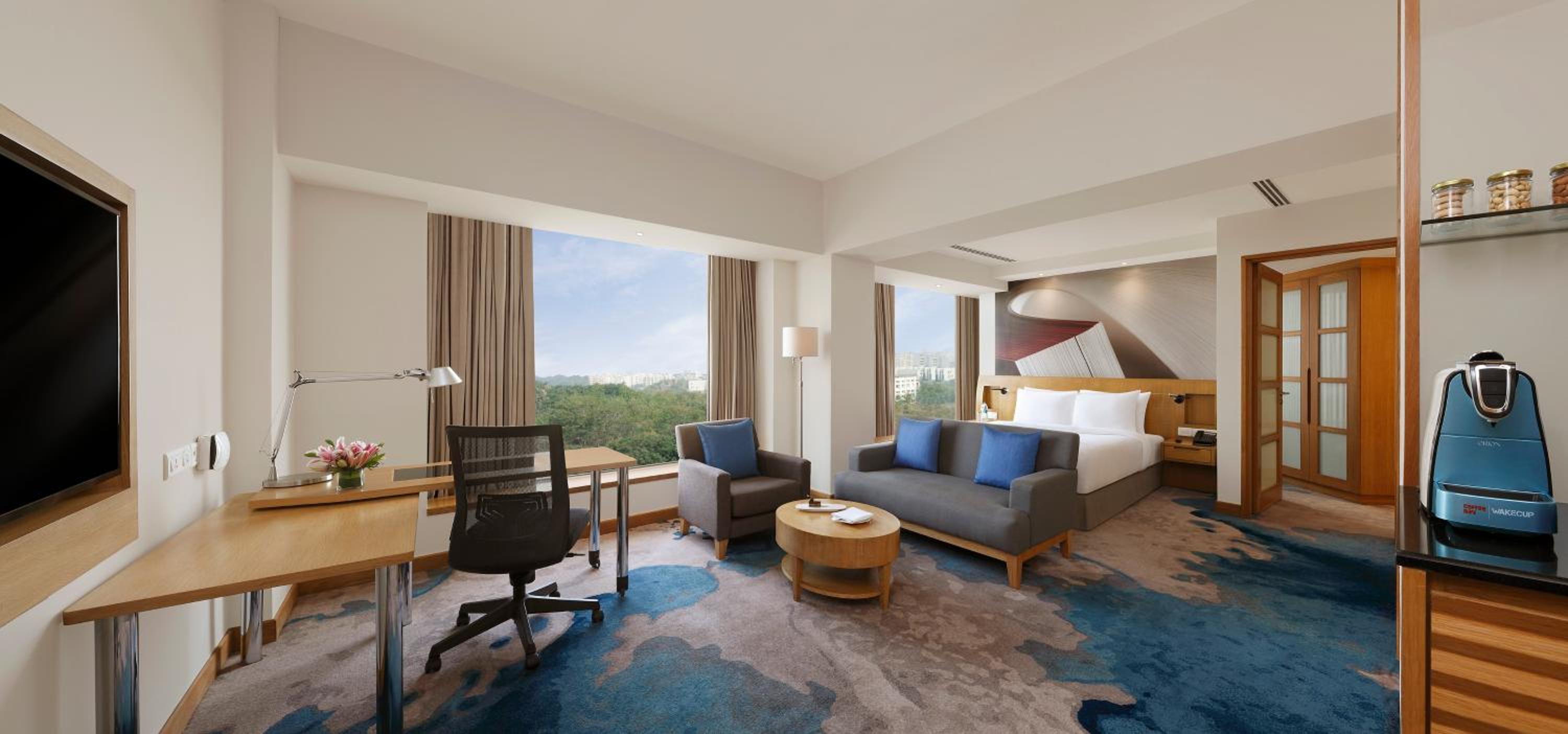 Junior Suite with 1 Queen Bed with 2 way airport transfers and Cocktail Hours and Lounge Access