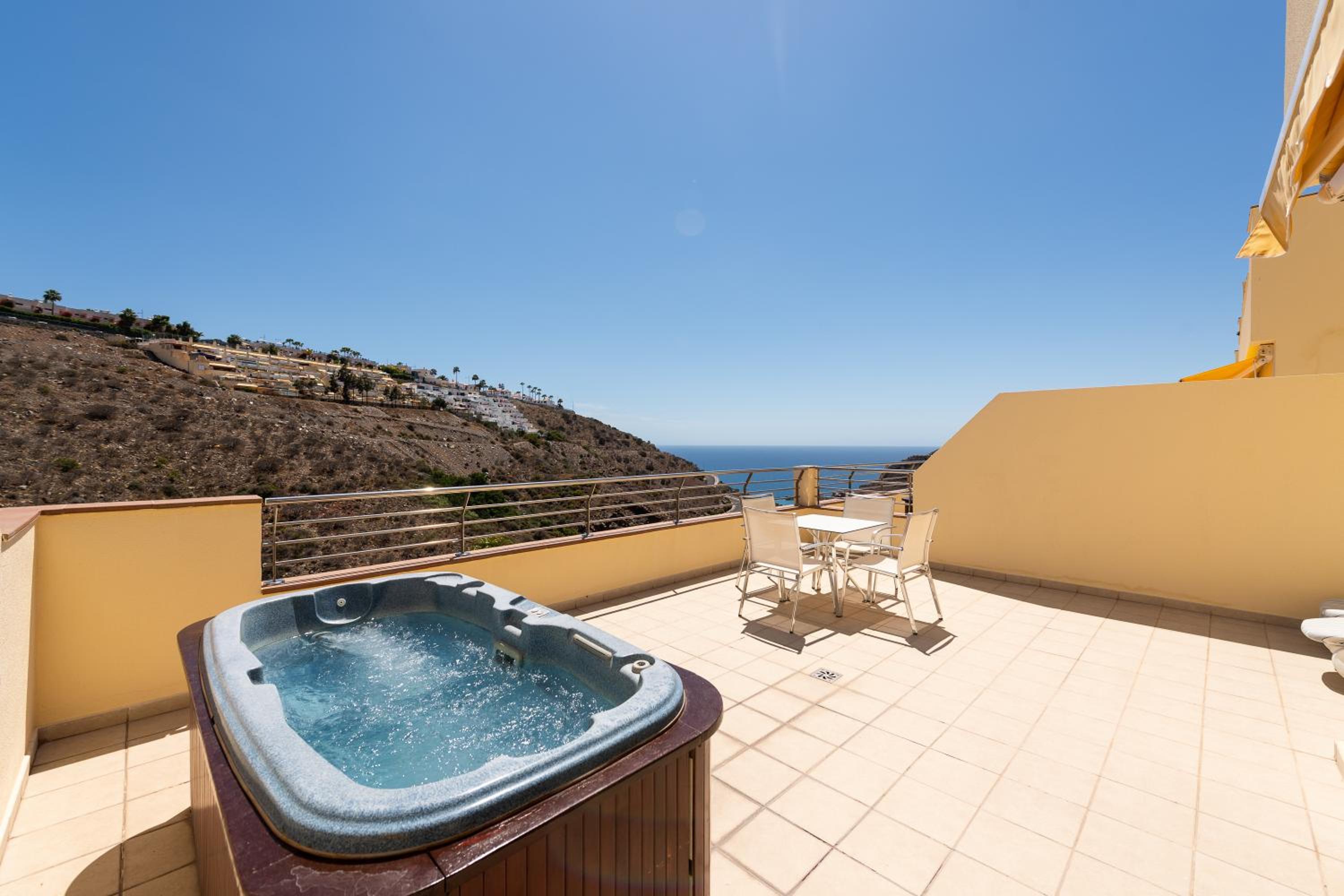 One-Bedroom Apartment with Jacuzzi