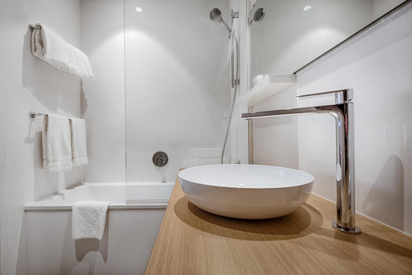 Standard Room with Bath - Photo 37