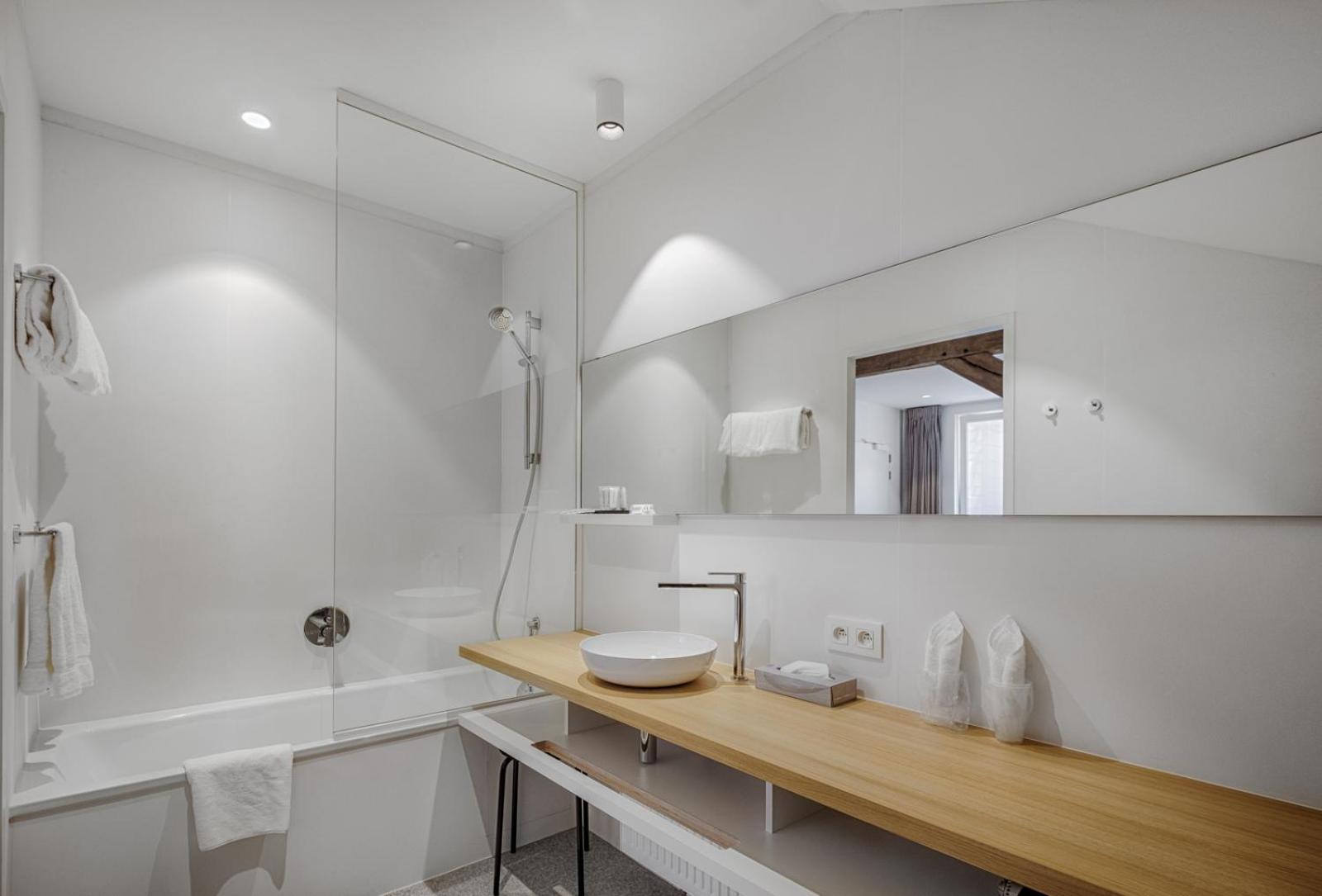 Standard Room with Bath - Photo 36