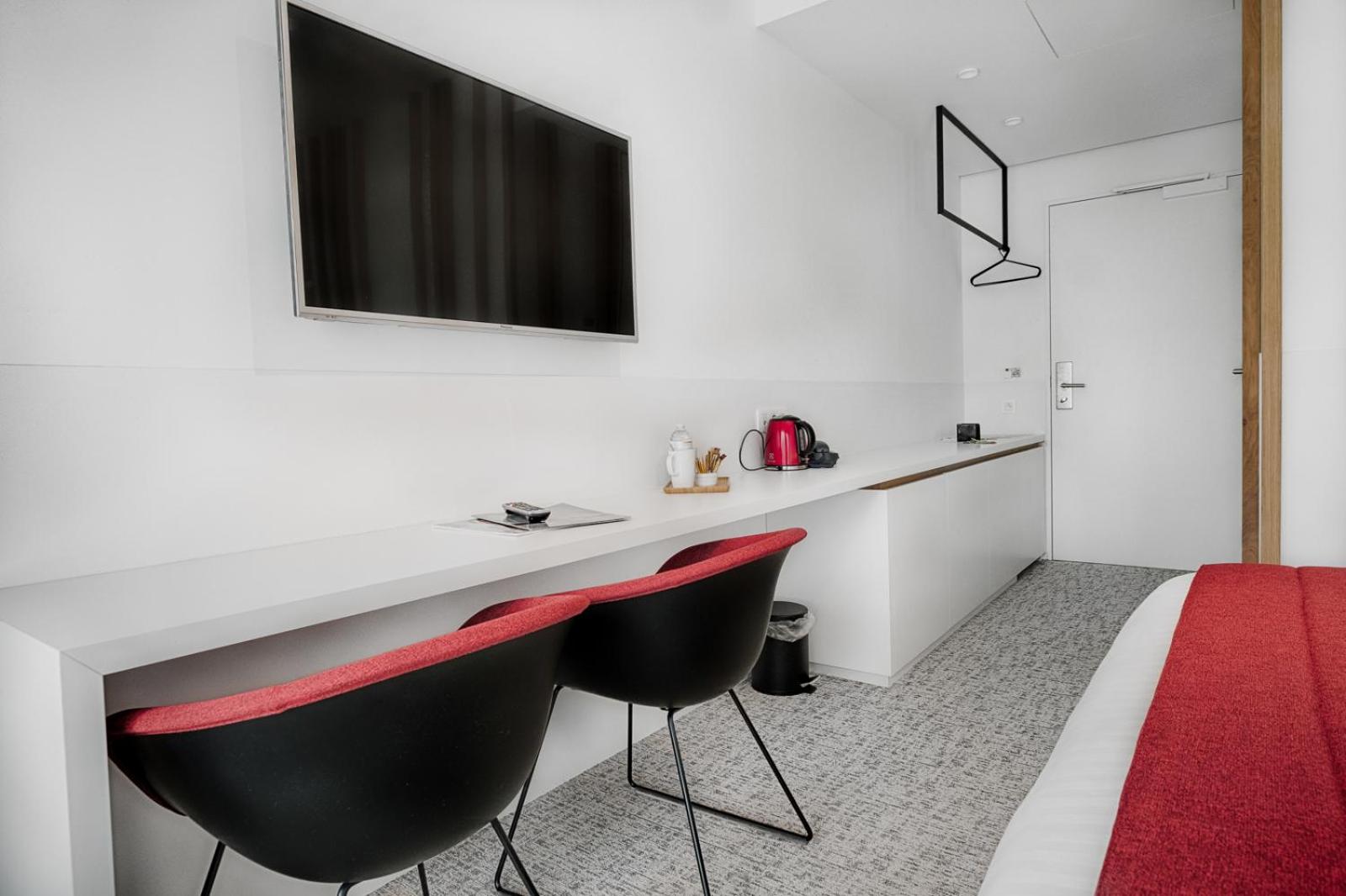 Standard Room with Bath - Photo 33