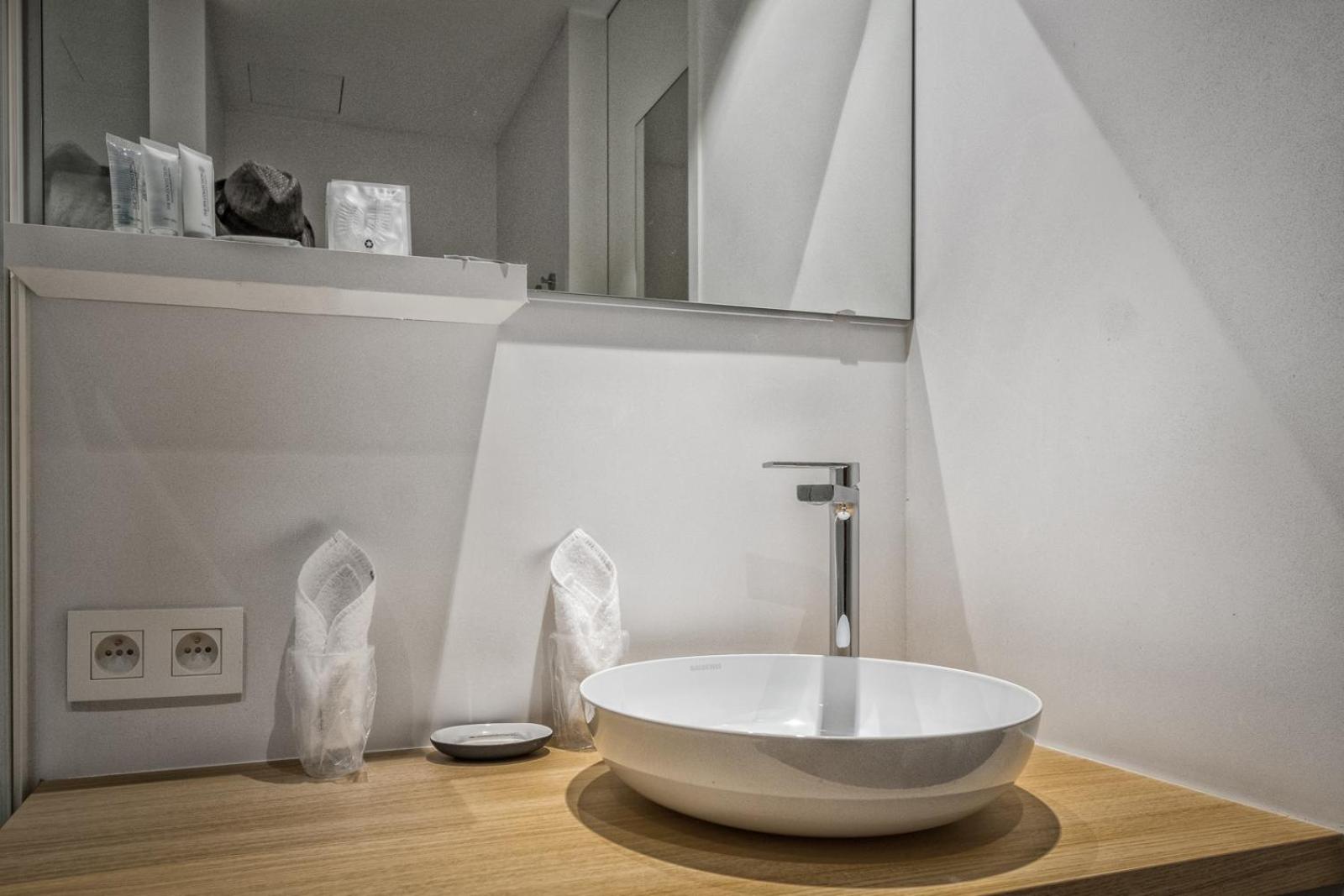 Standard Room with Bath - Photo 32