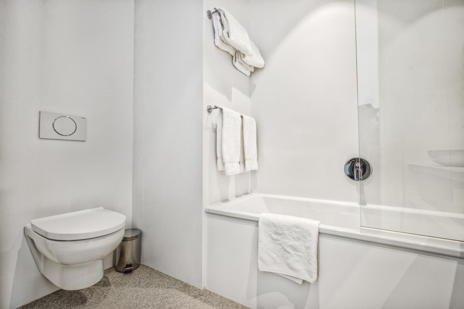 Standard Room with Bath - Photo 27