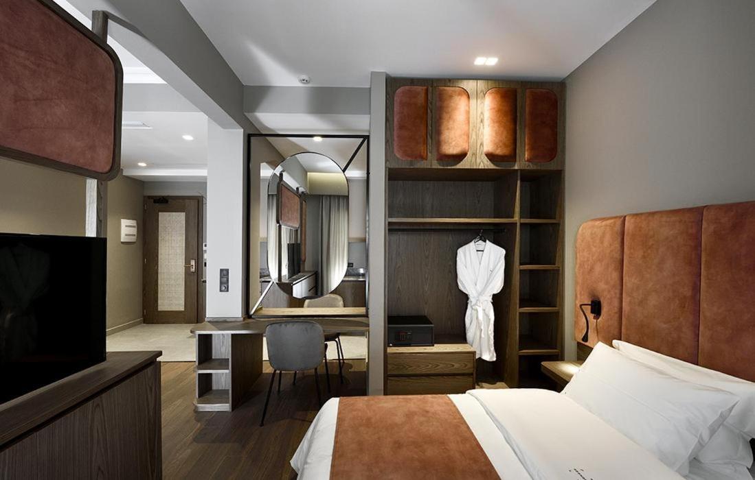 Deluxe Apartment with City View and Balcony - R2 - Photo 11