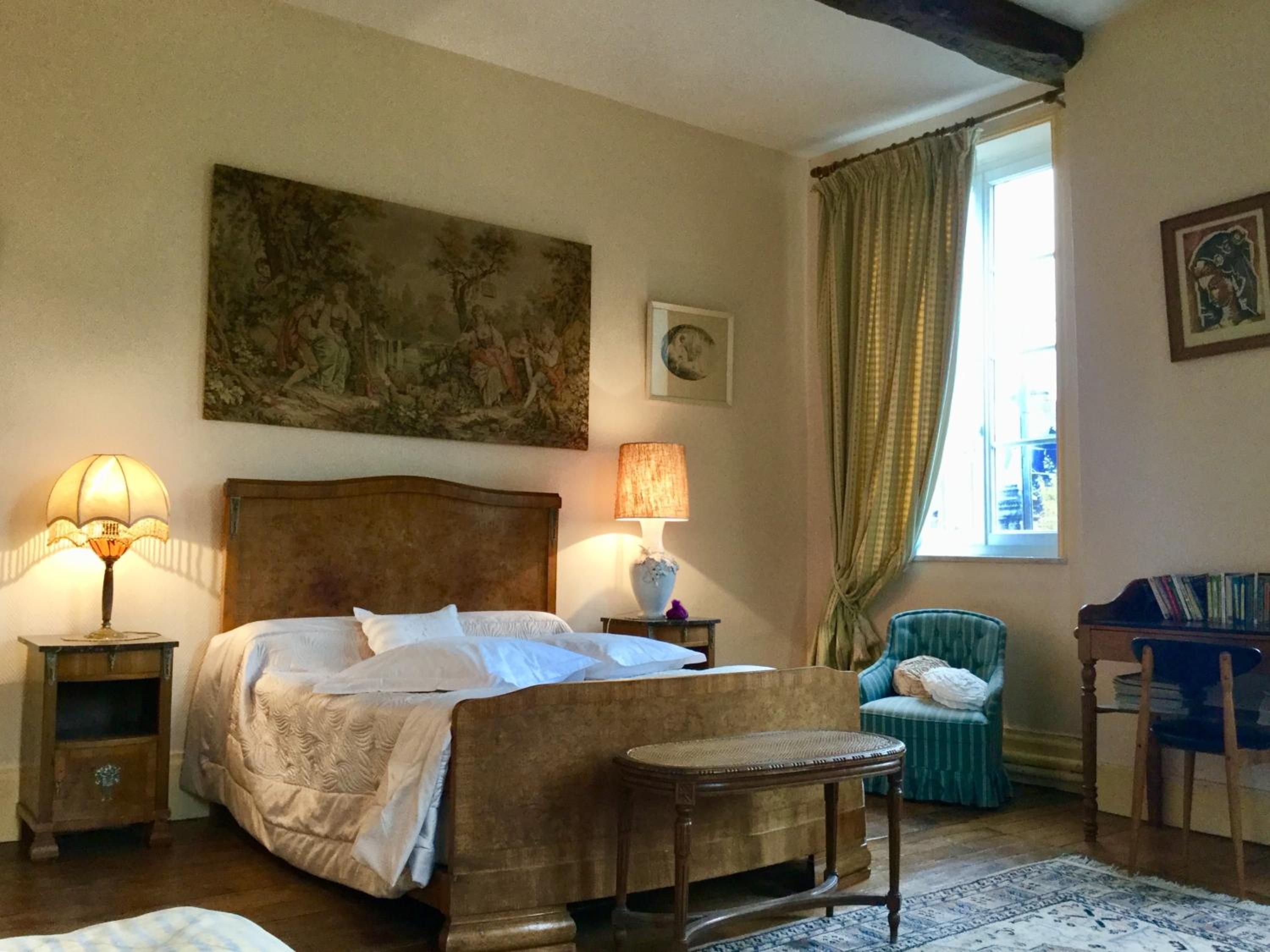 Deluxe Room (2 Adults + 1 Child) - Photo 1