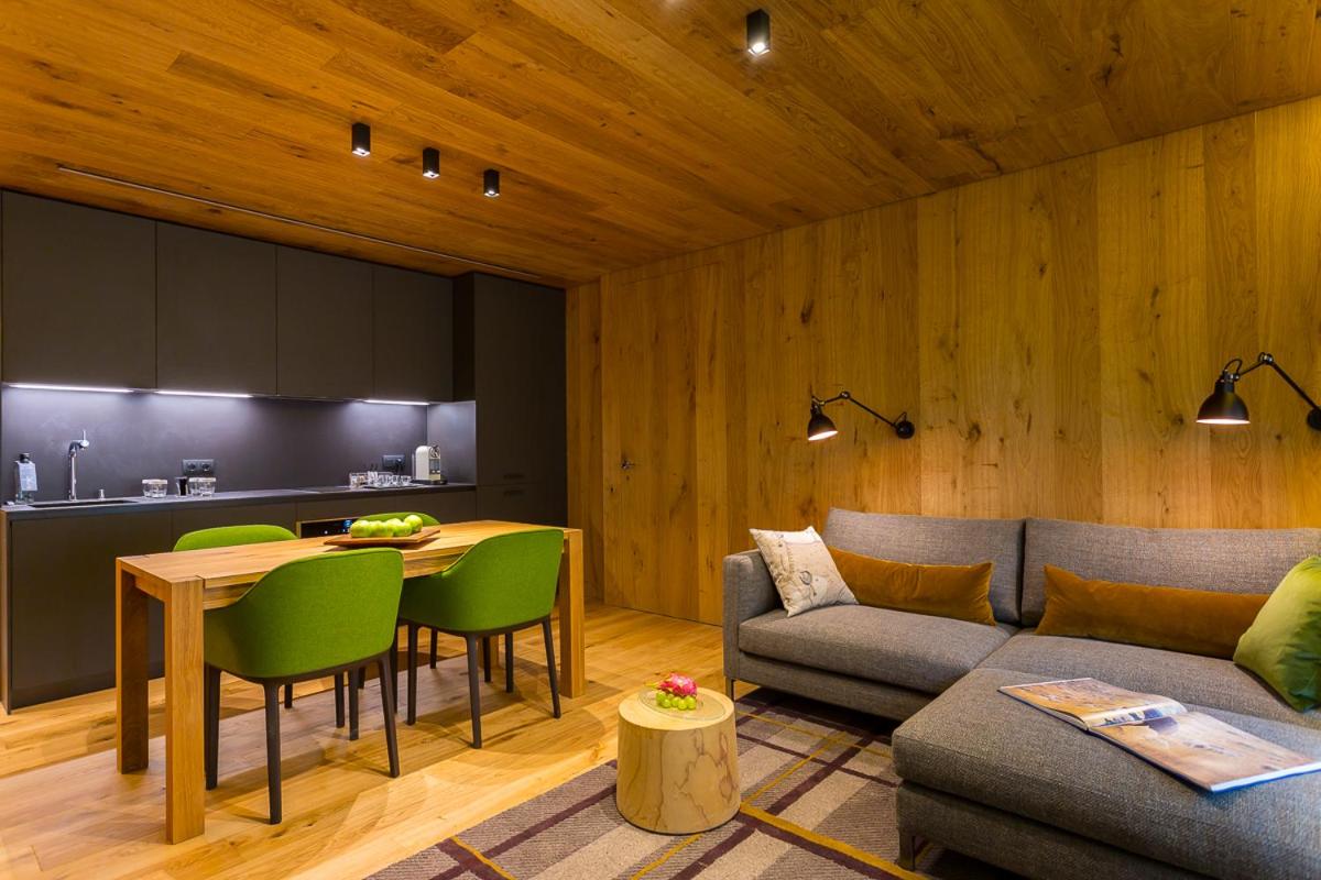 Apartment with Mountain View