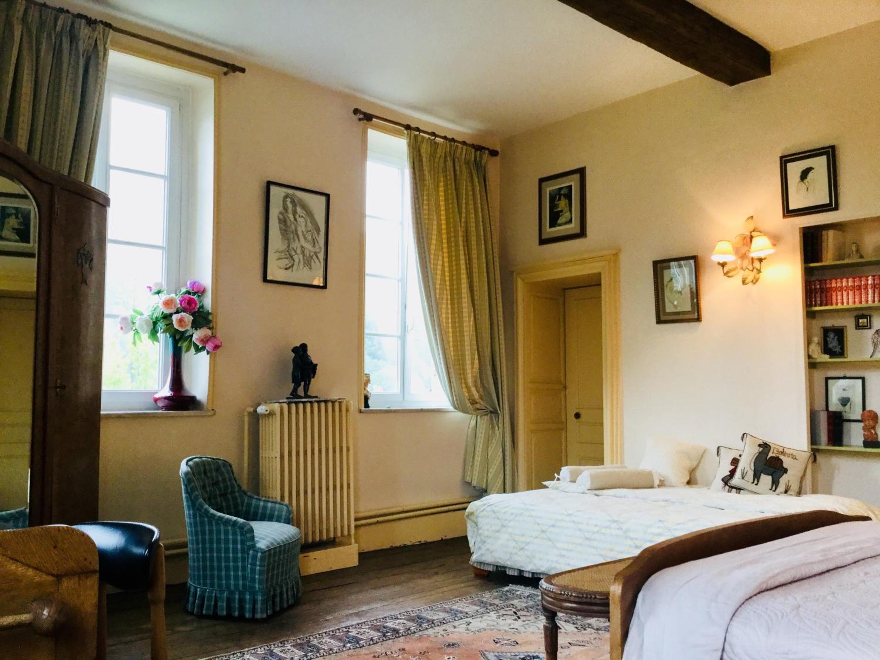Deluxe Room (2 Adults + 1 Child) - Photo 3