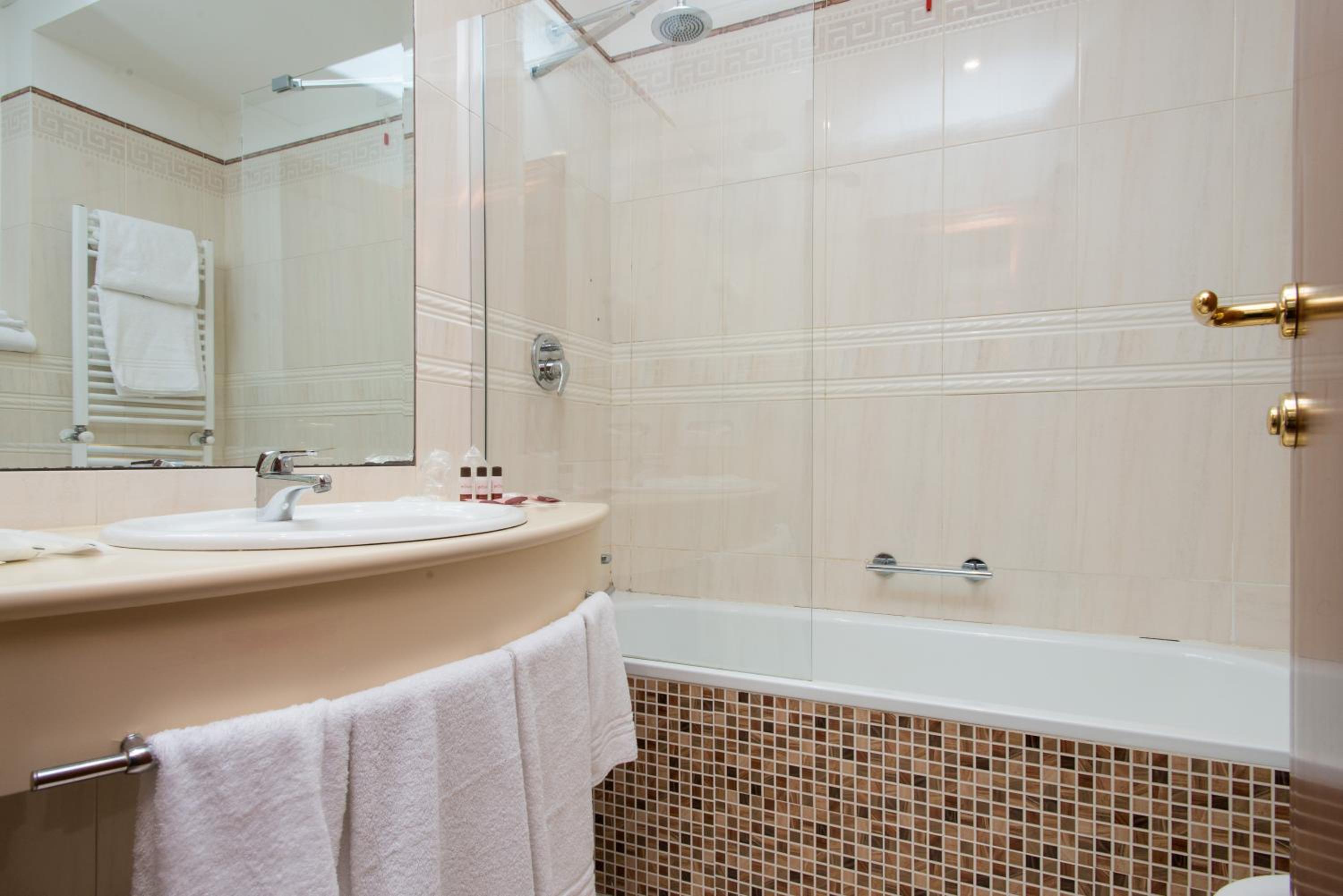 Standard Triple Room - Photo 4