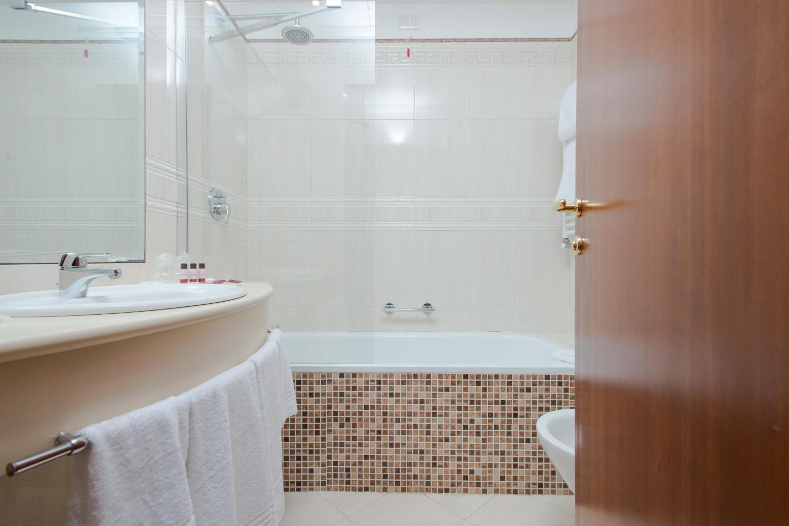 Standard Triple Room - Photo 3