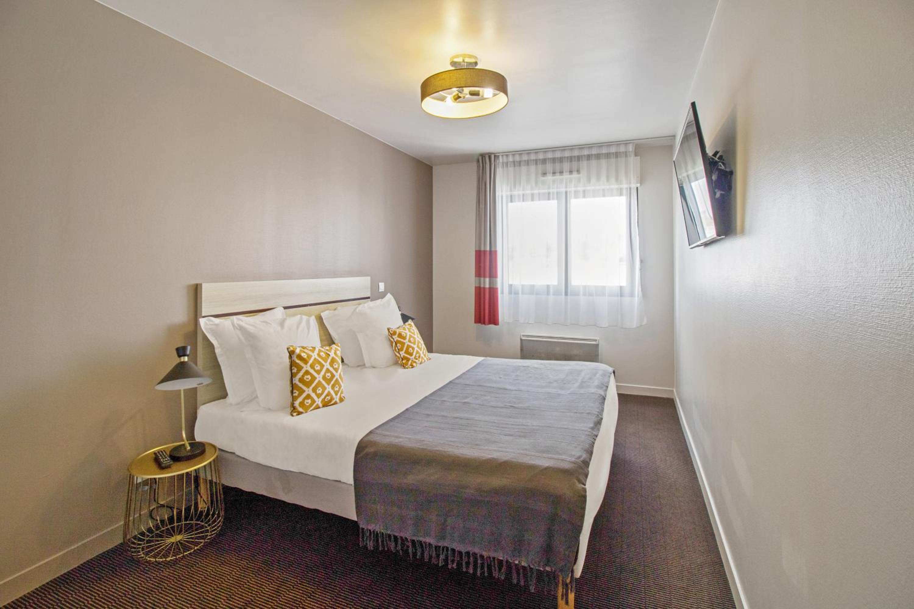 Superior One Bedroom Apartment - Photo 1