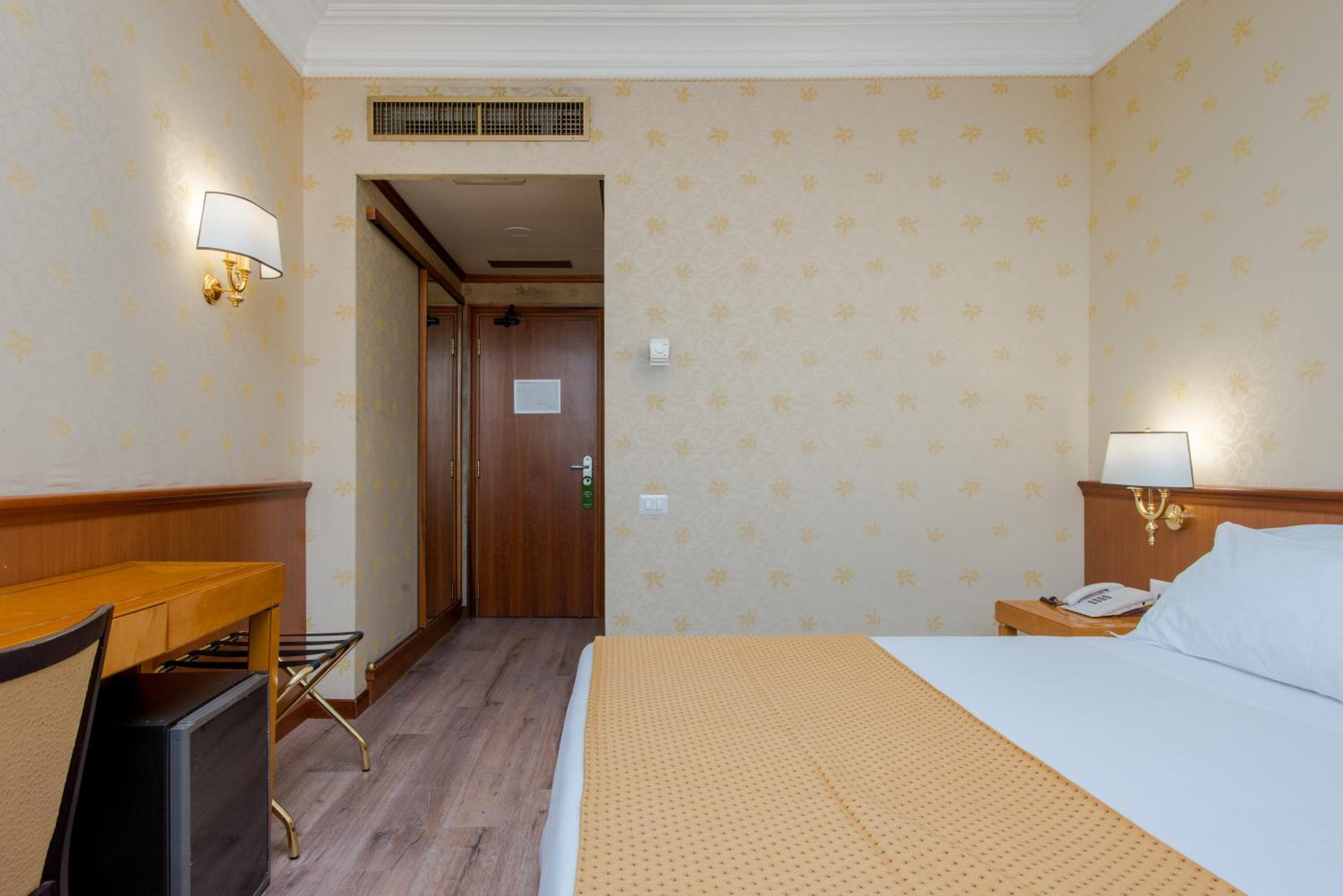 Standard Double or Twin Room - Photo 4