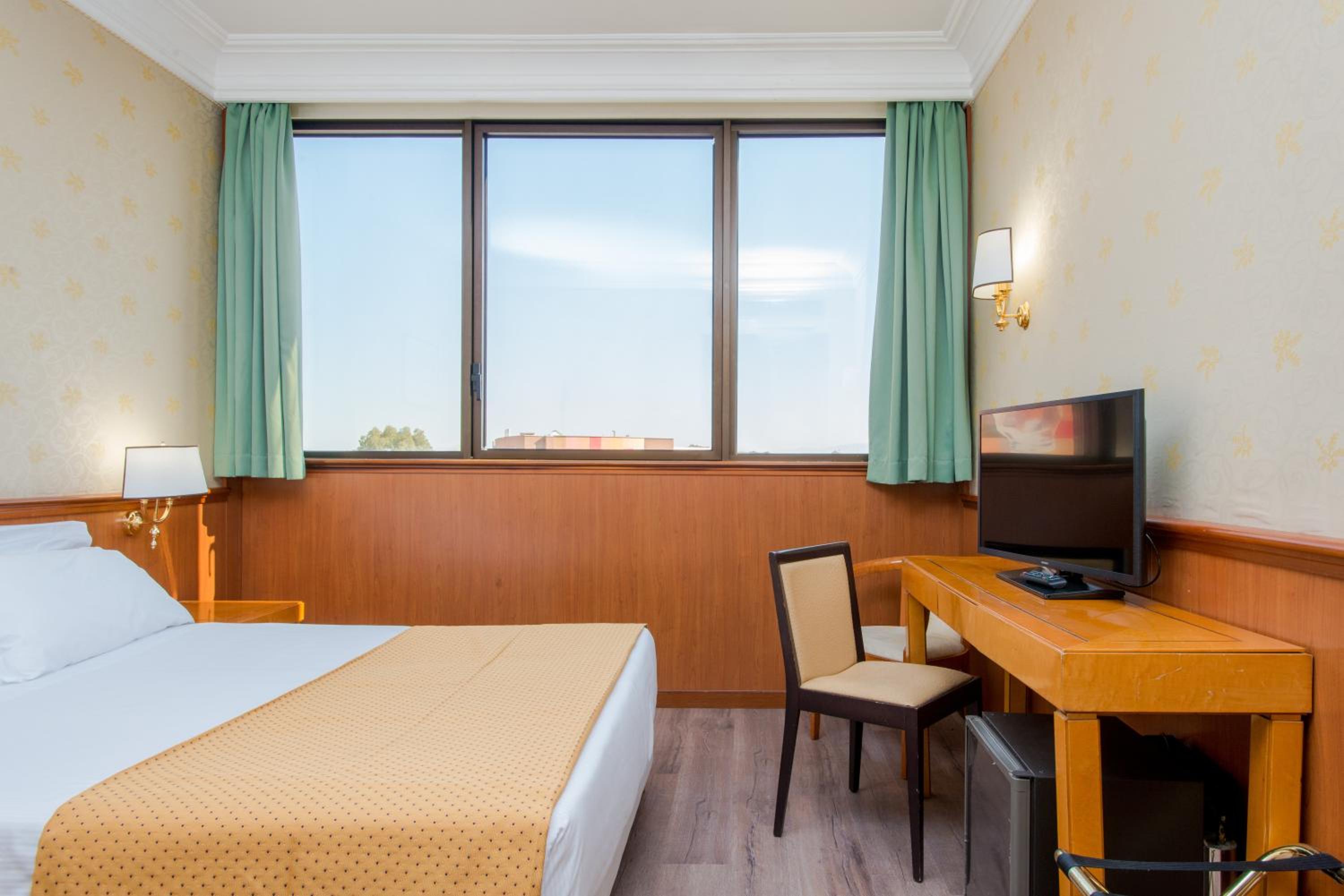 Standard Double or Twin Room - Photo 6