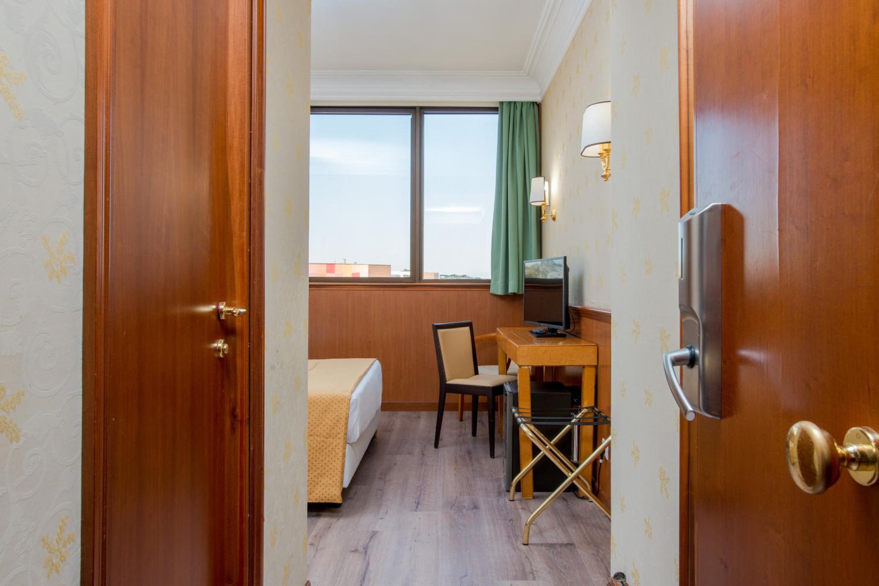 Standard Double or Twin Room - Photo 5