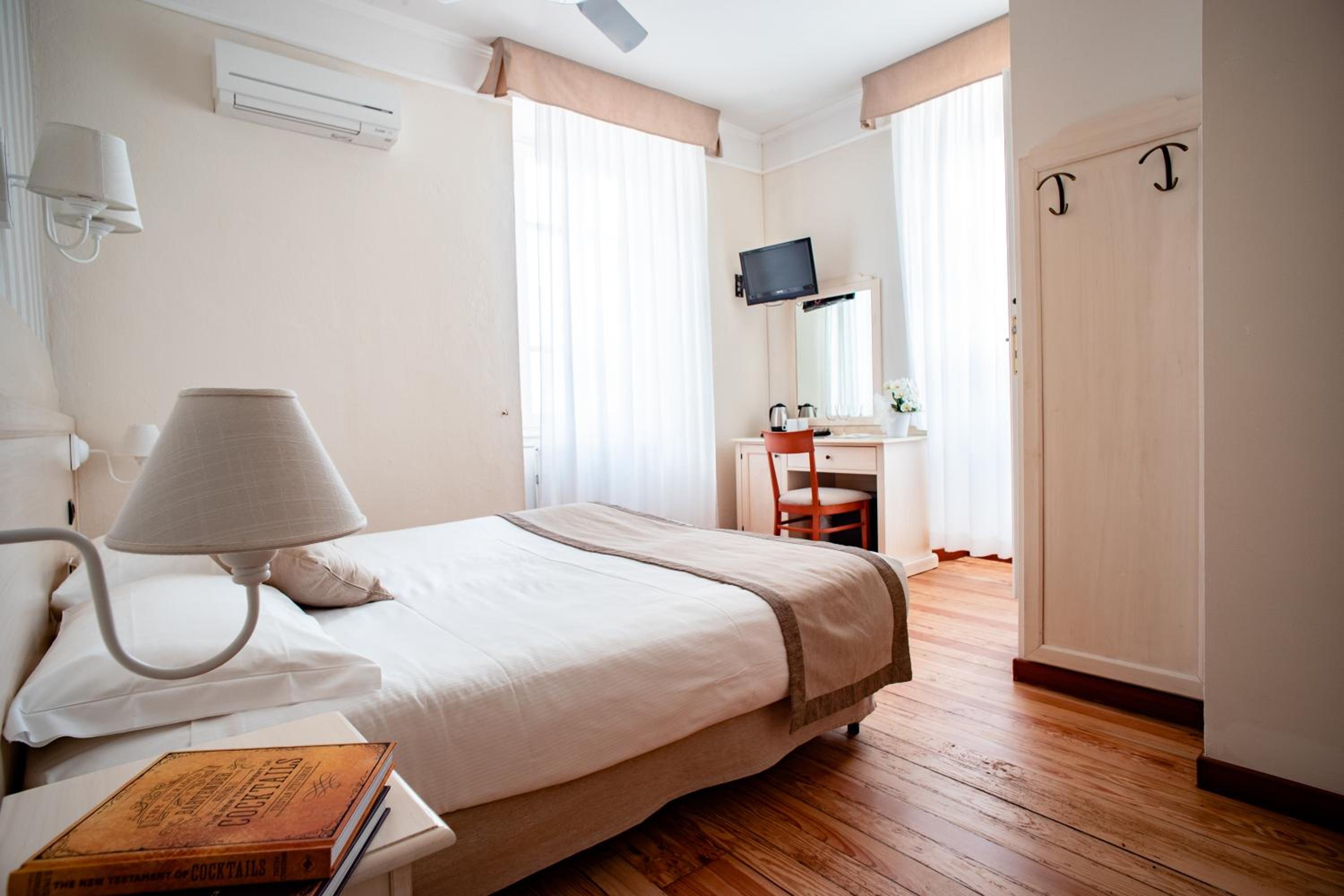 Standard Double Room - Photo 10