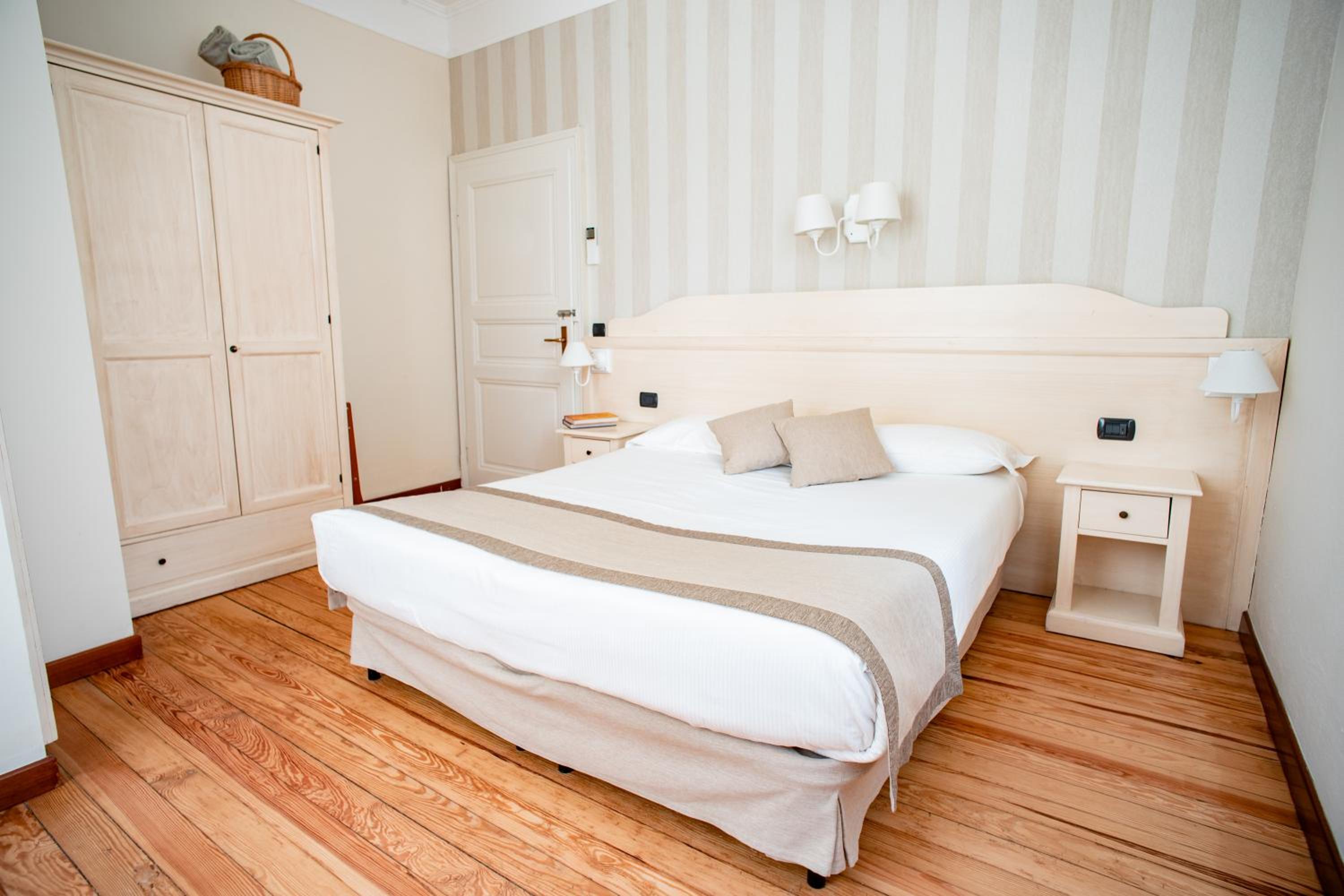 Standard Double Room - Photo 7