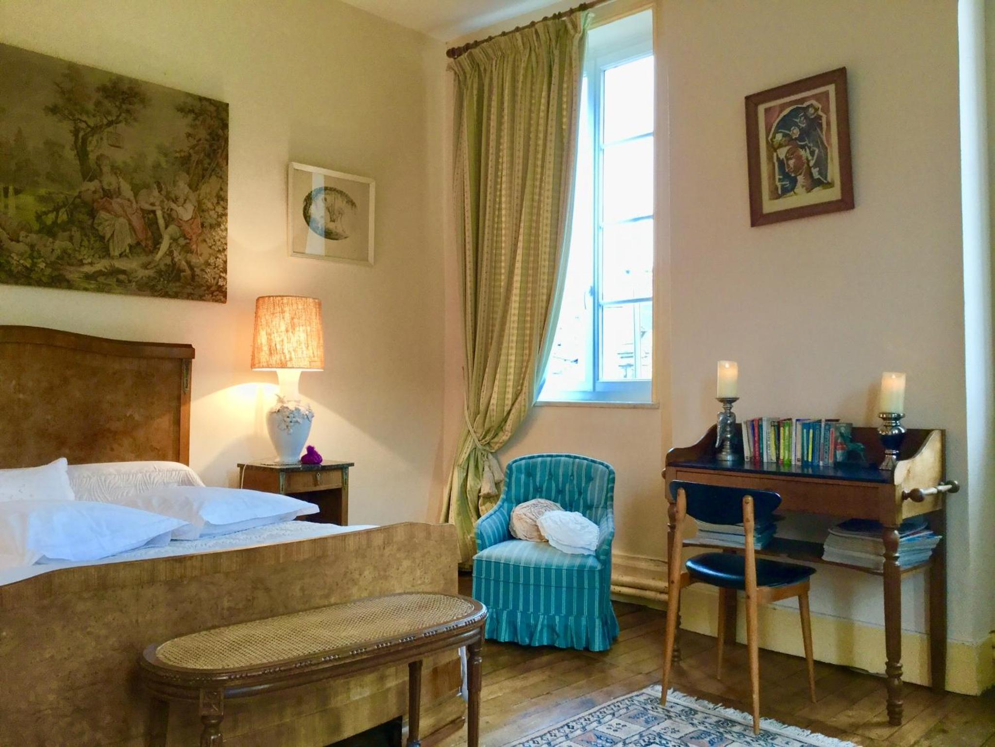 Deluxe Room (2 Adults + 1 Child) - Photo 2