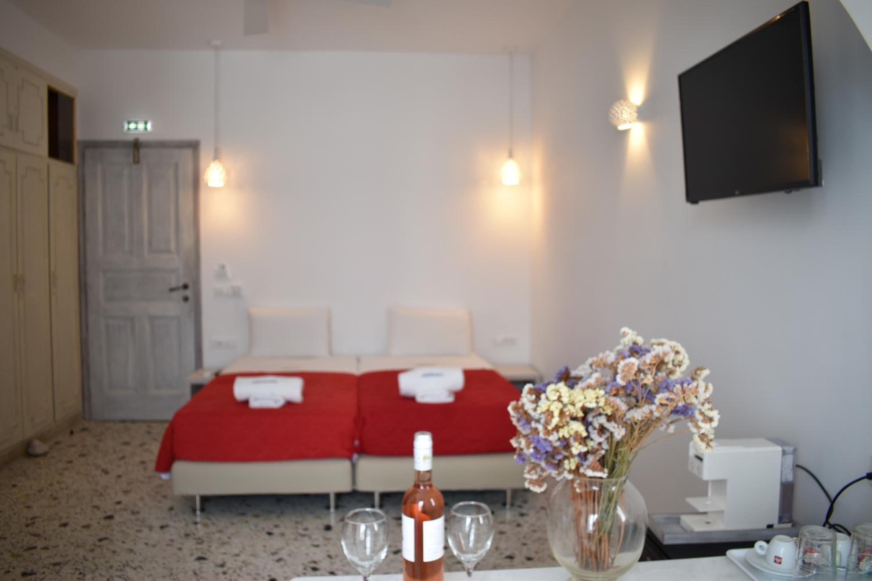Deluxe Double Room with Balcony and Sea View - Photo 12