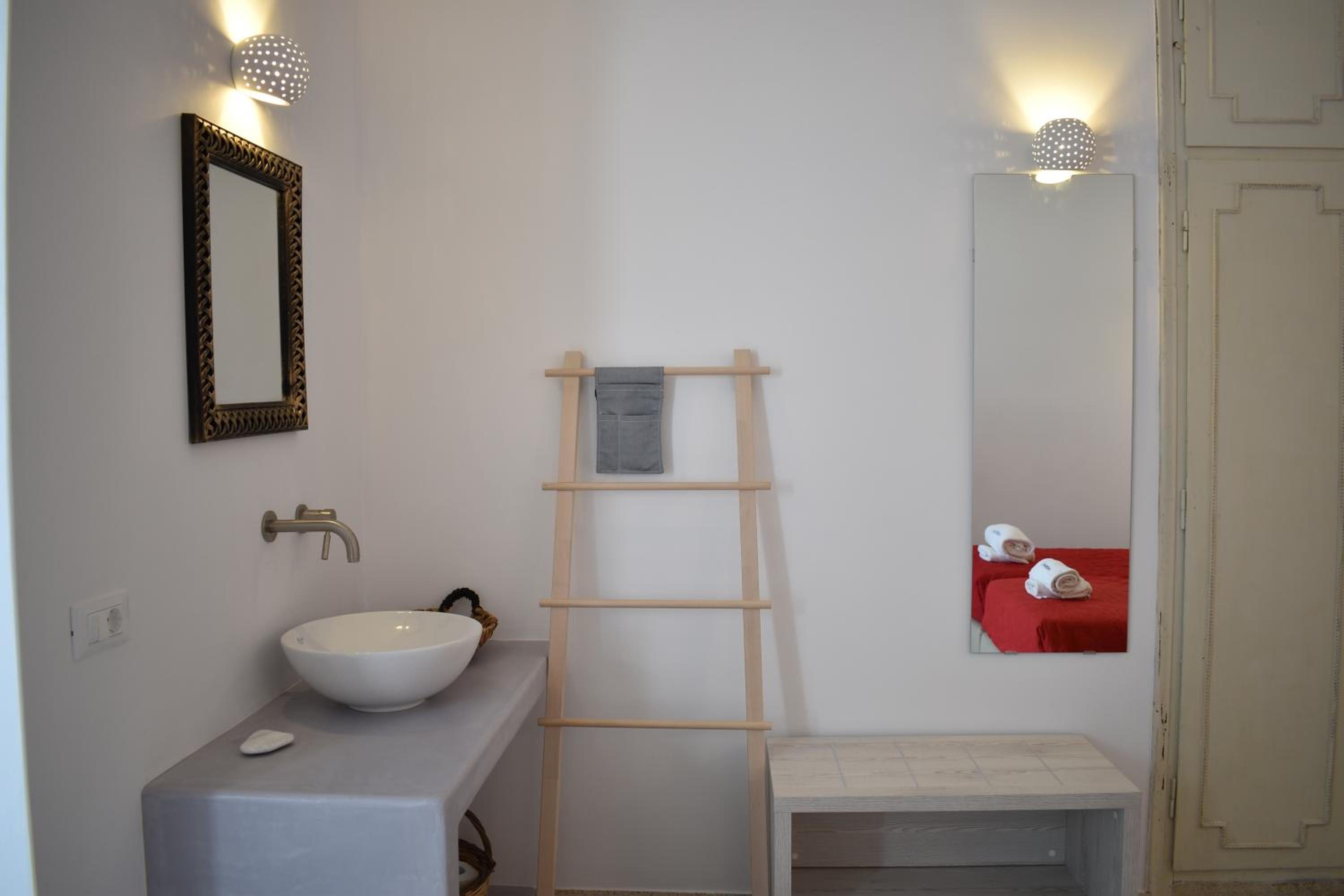 Deluxe Double Room with Balcony and Sea View - Photo 14