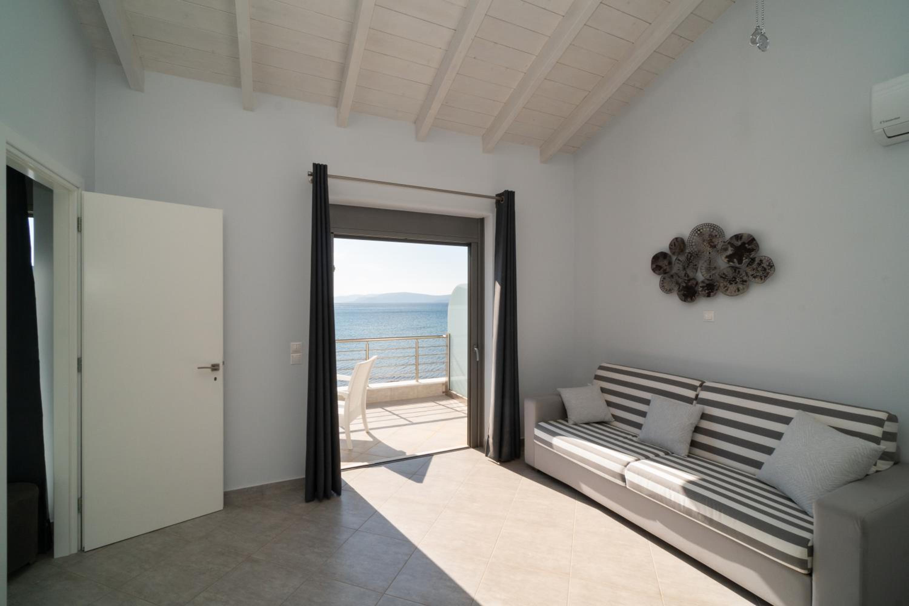 Deluxe Family Apartment with Sea View (4 Adults) photo 3