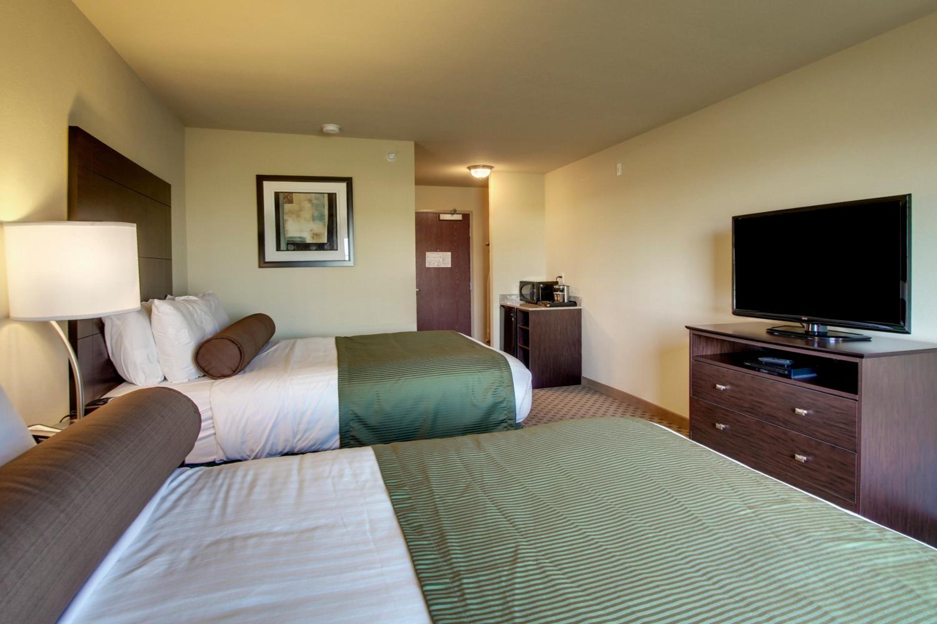 Queen Room with Two Queen Beds - Photo 6
