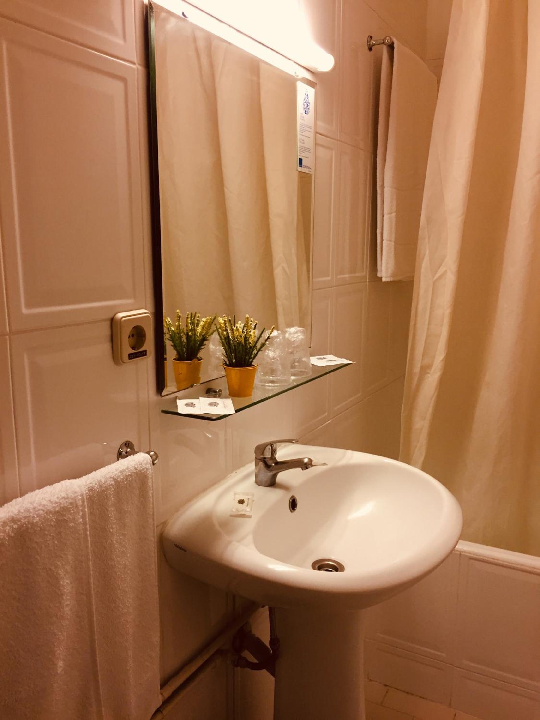 Double Room - Photo 7