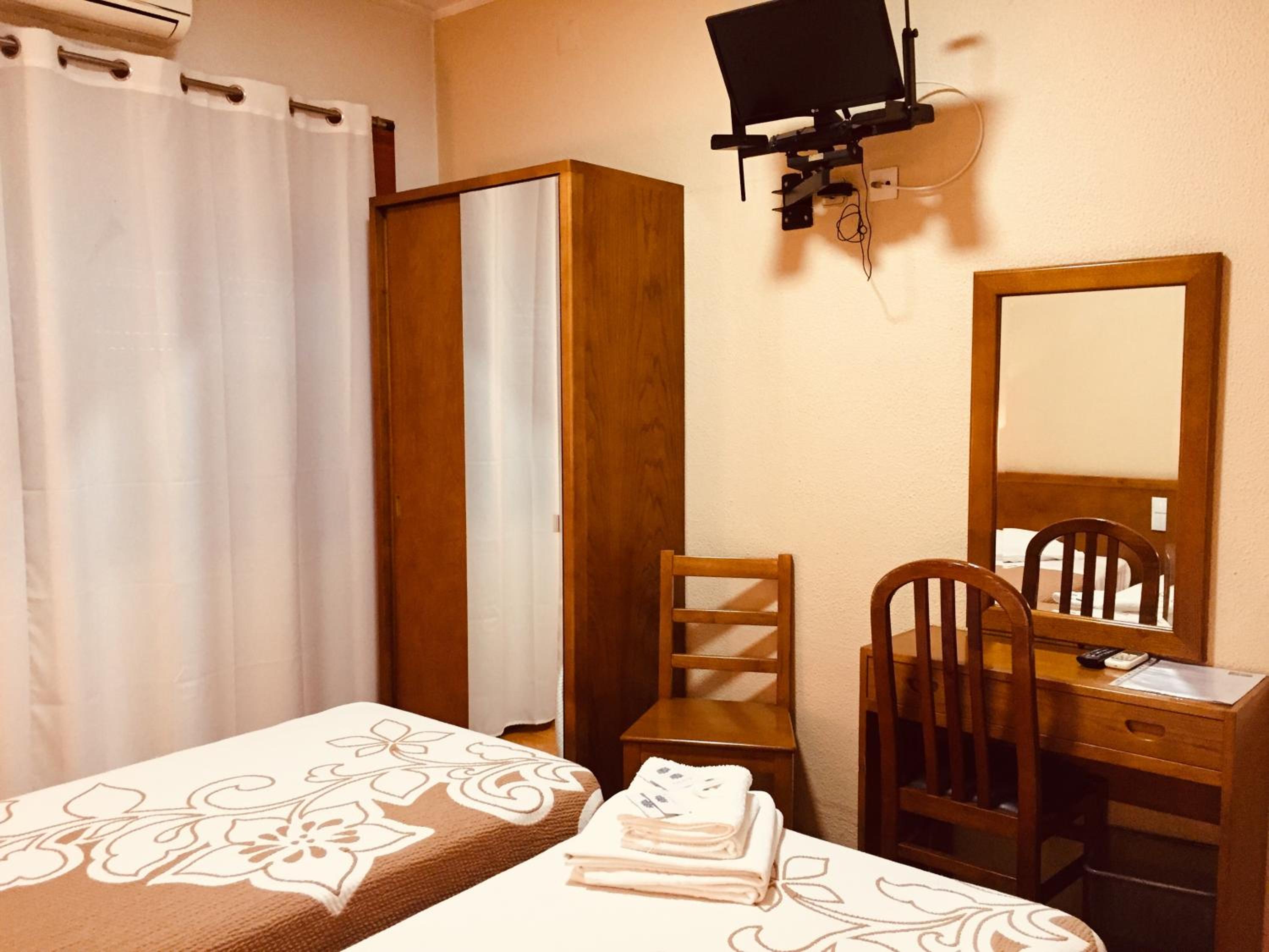 Twin Room - Photo 2