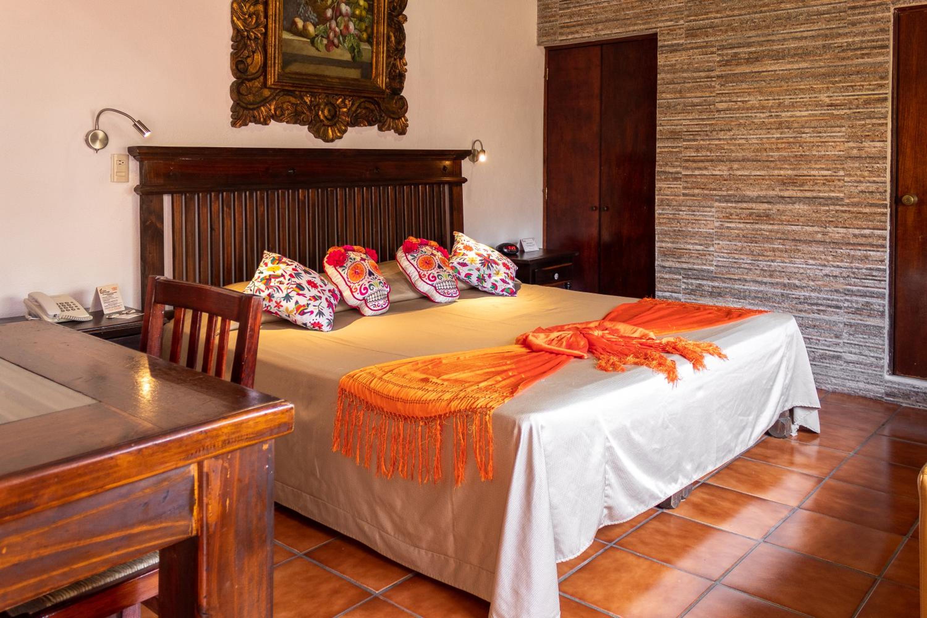 Suite - Photo 11