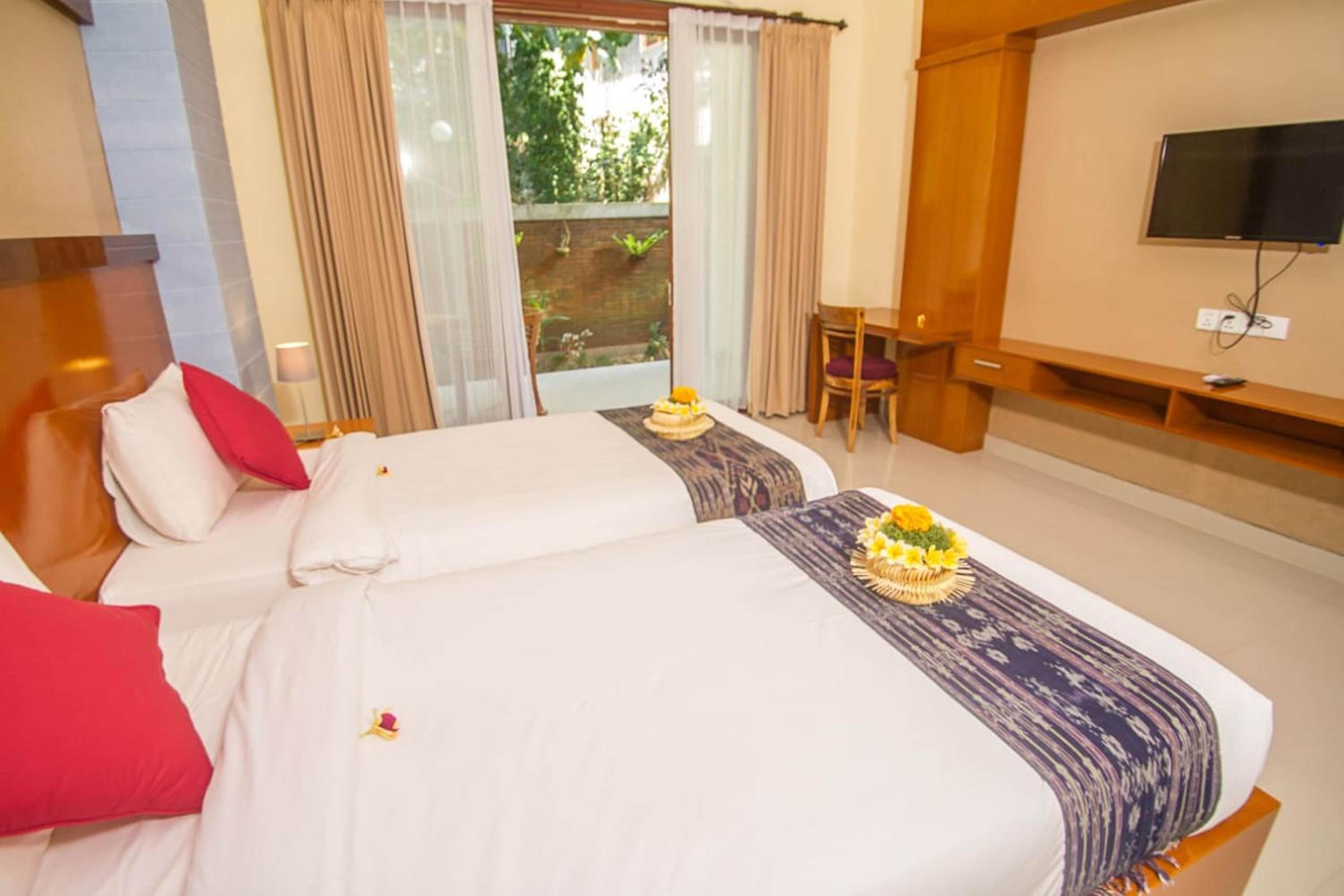 Deluxe Room with Garden View and Free Benefit - Photo 6
