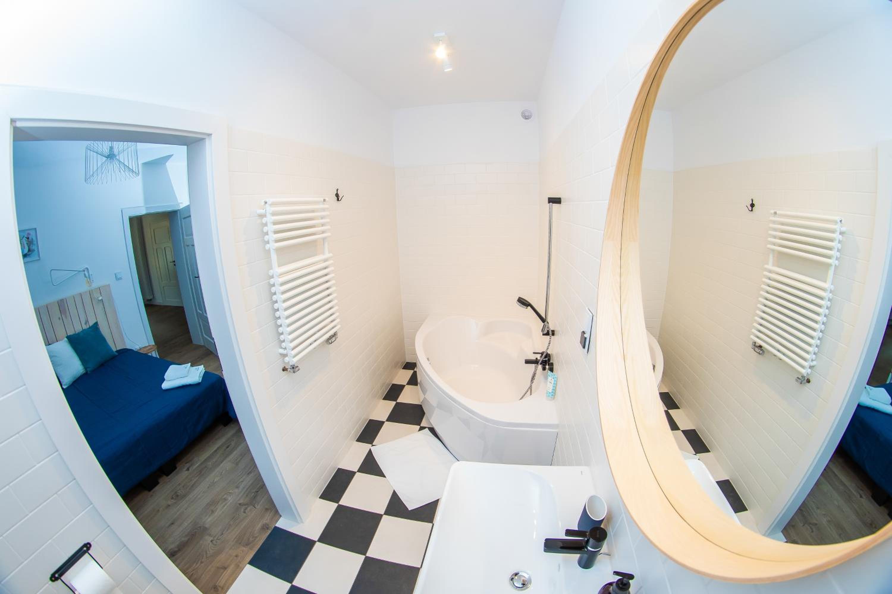 Quadruple Room with Bath - Photo 7