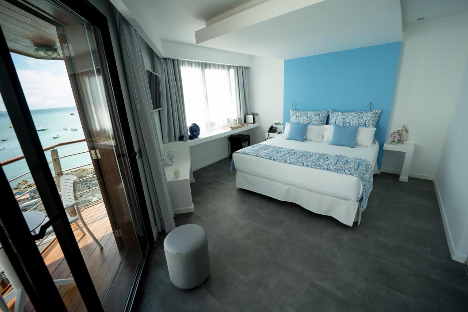 Superior Double Room with Balcony and Sea View - Photo 8