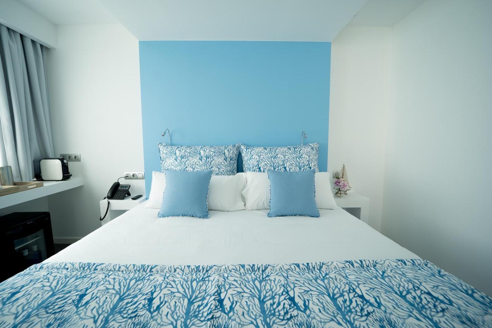 Superior Double Room with Balcony and Sea View - Photo 9