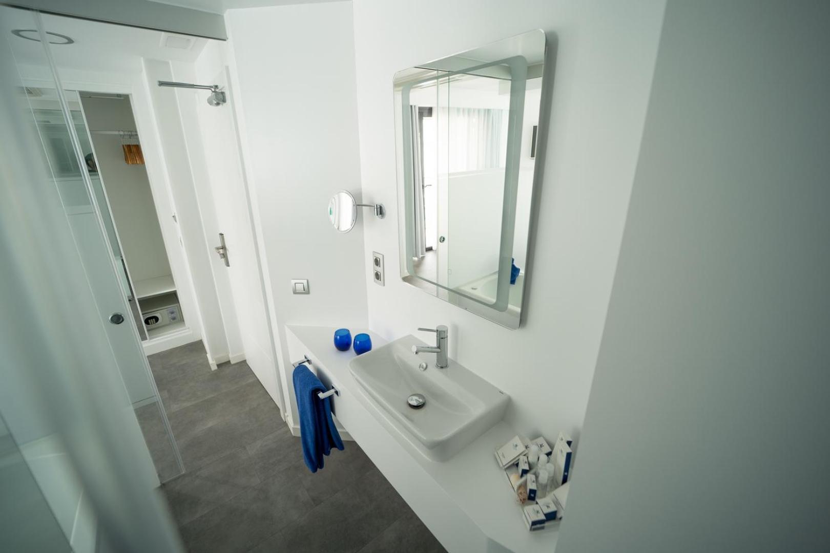 Superior Double Room with Balcony and Sea View thumbnail 6