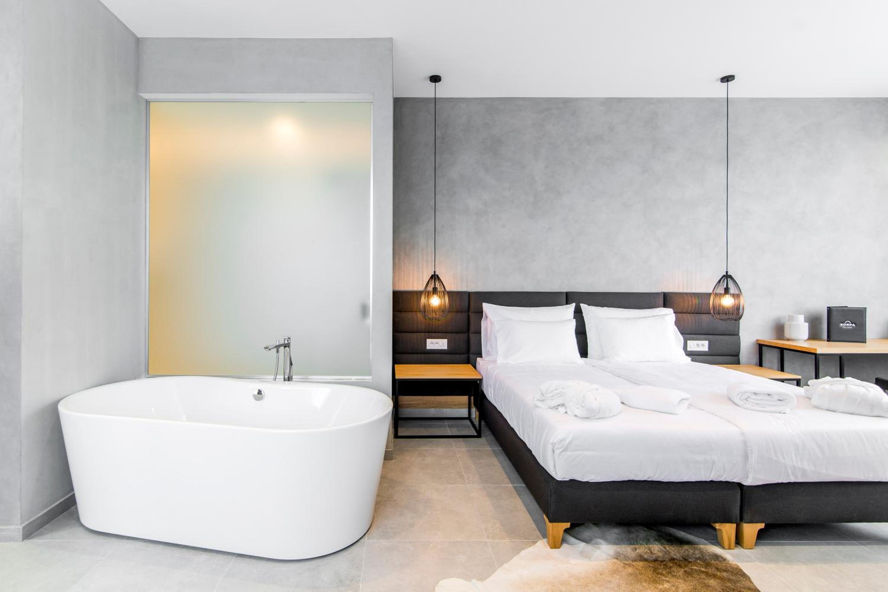 Deluxe Suite with Spa Bath - Photo 7
