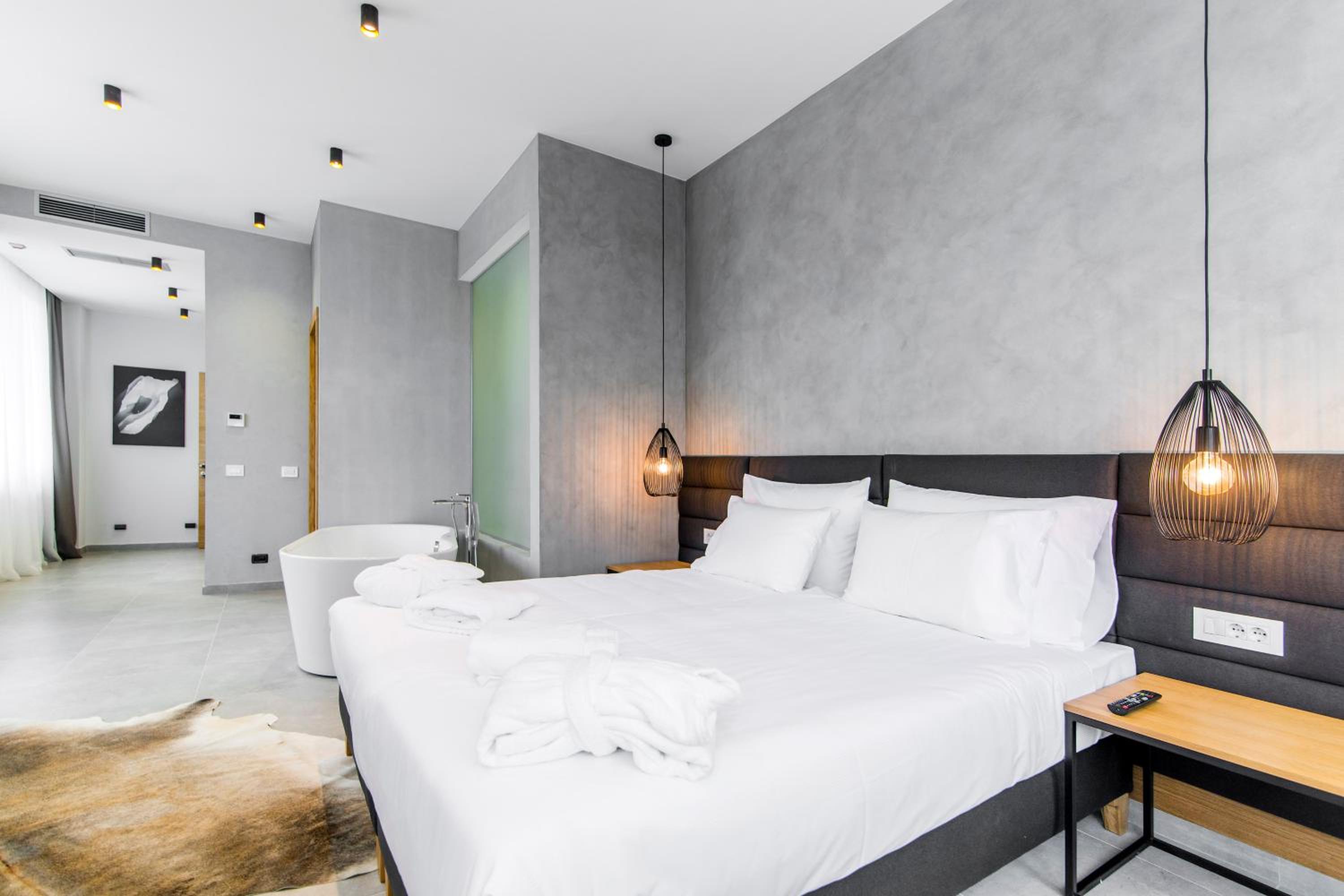 Deluxe Suite with Spa Bath - Photo 19