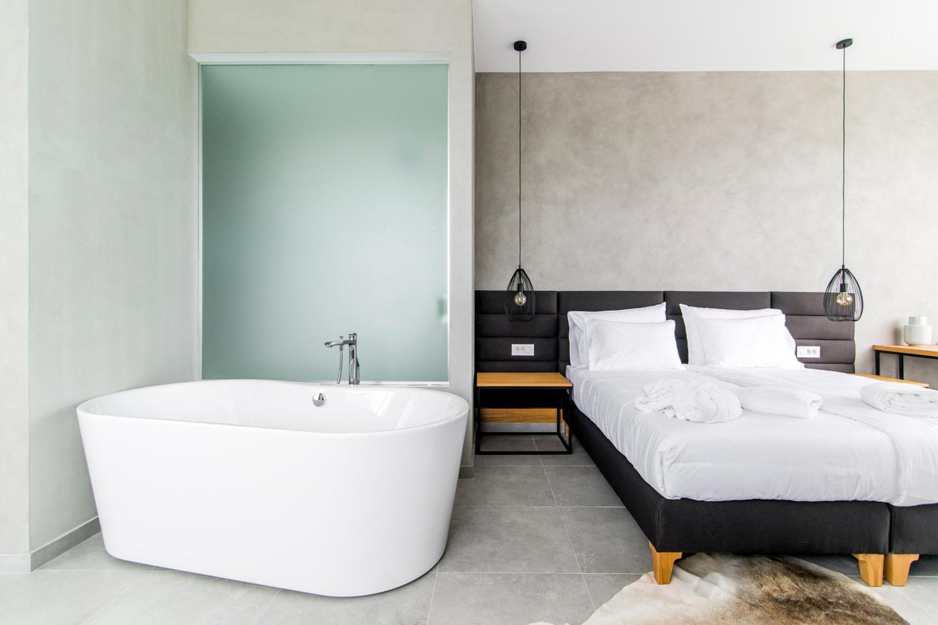 Deluxe Suite with Spa Bath - Photo 6