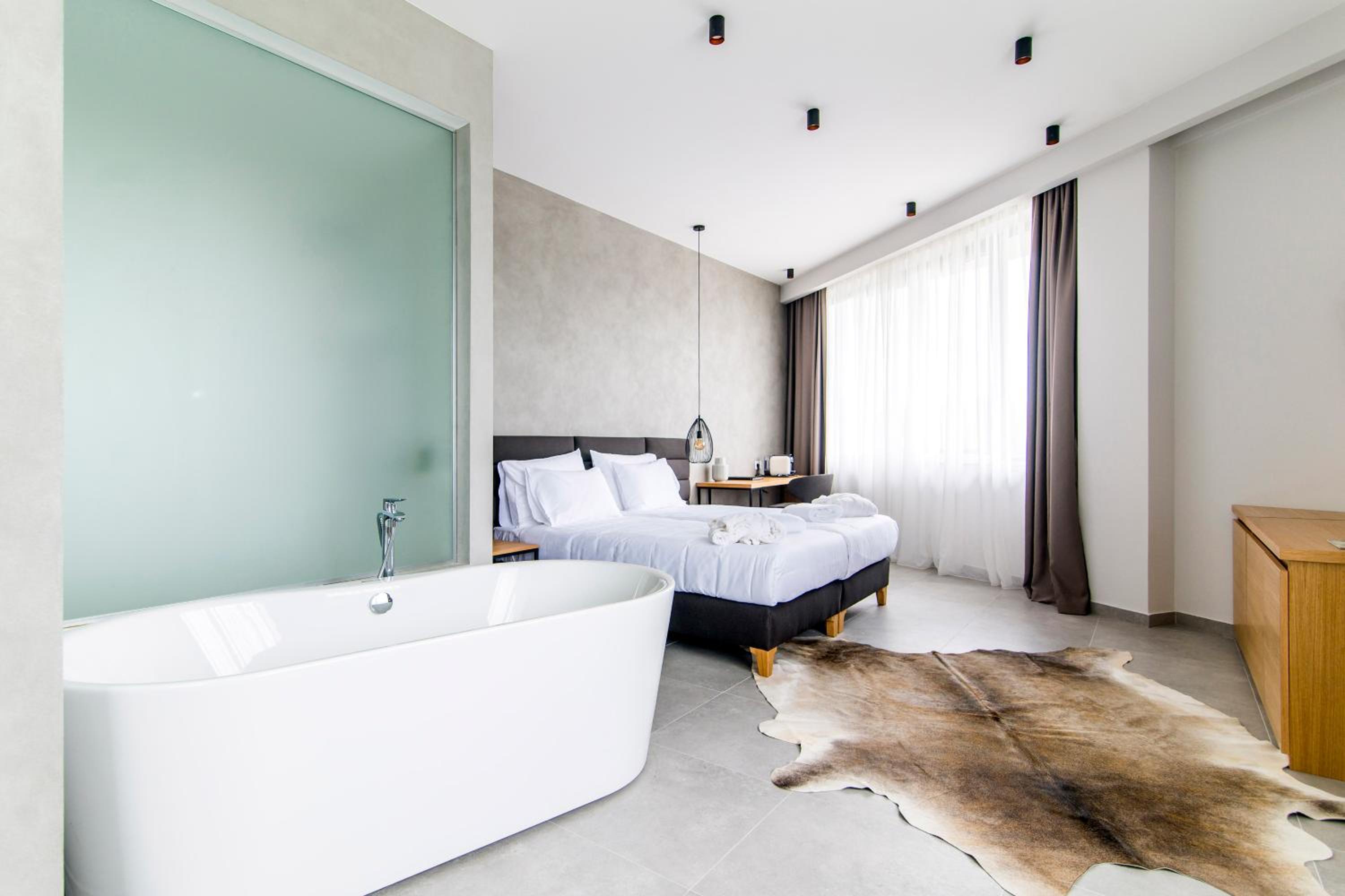 Deluxe Suite with Spa Bath - Photo 5