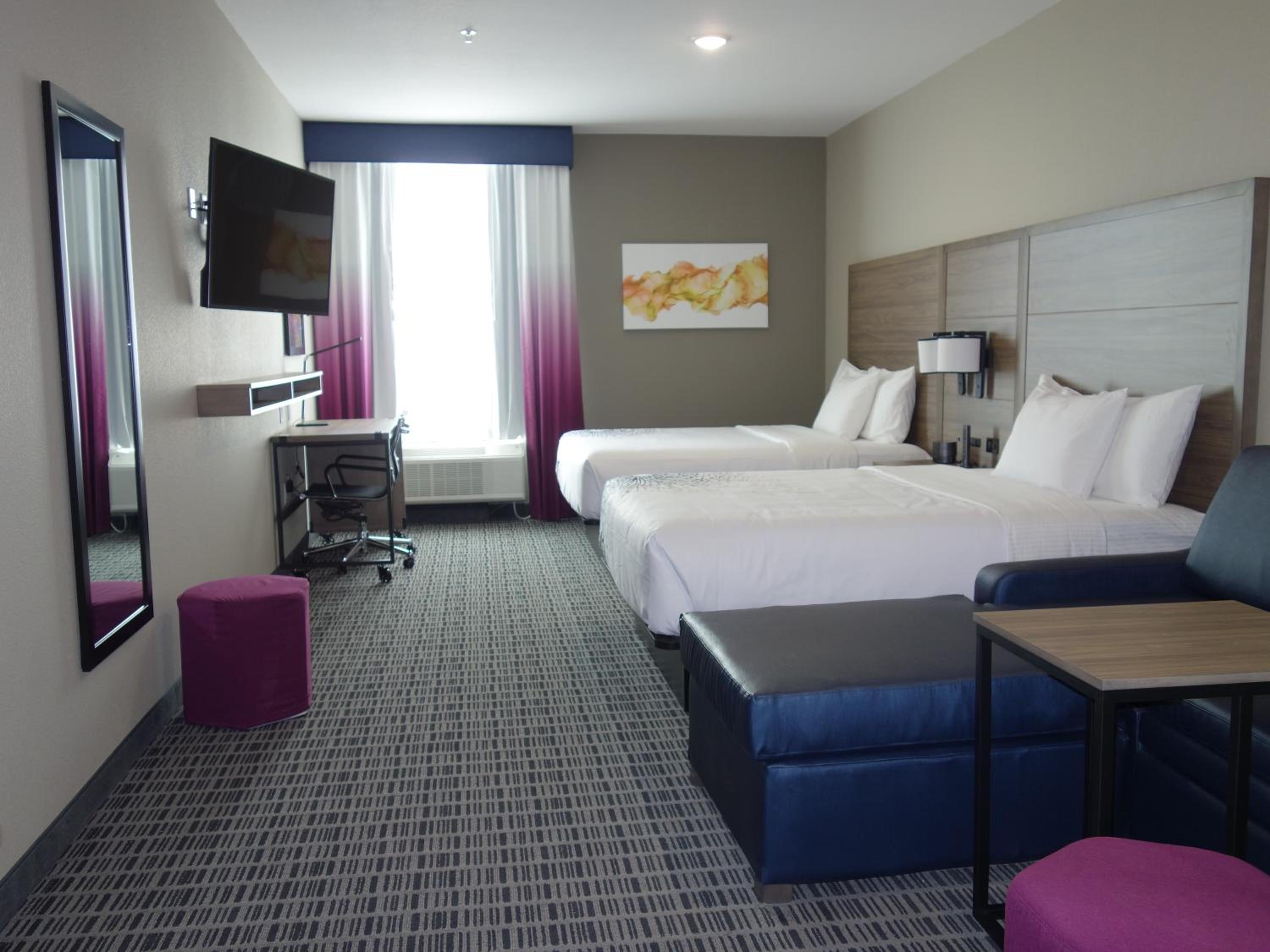 Deluxe Queen Room with Two Queen Beds - Non-Smoking - Photo 8