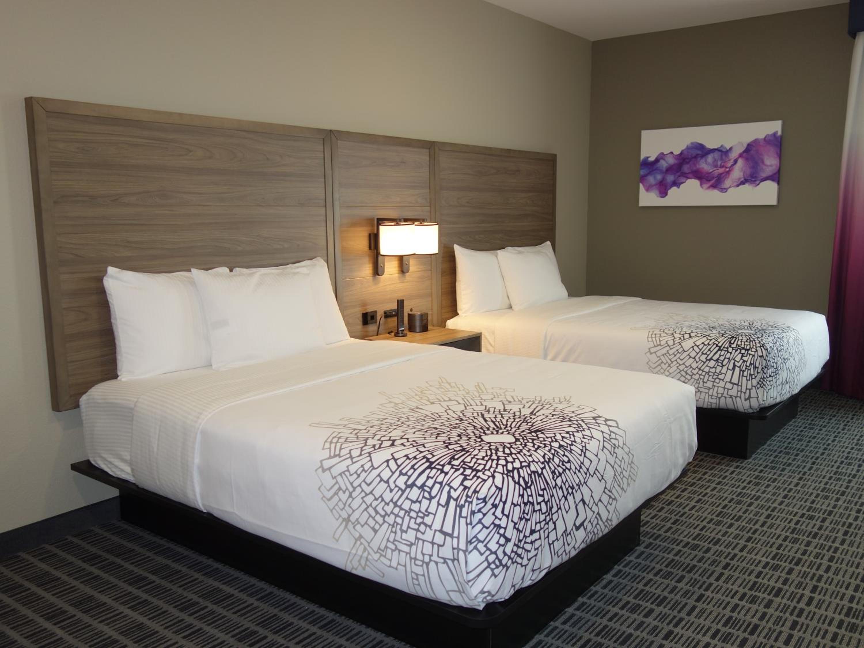 Queen Room with Two Queen Beds - Non-Smoking - Photo 10